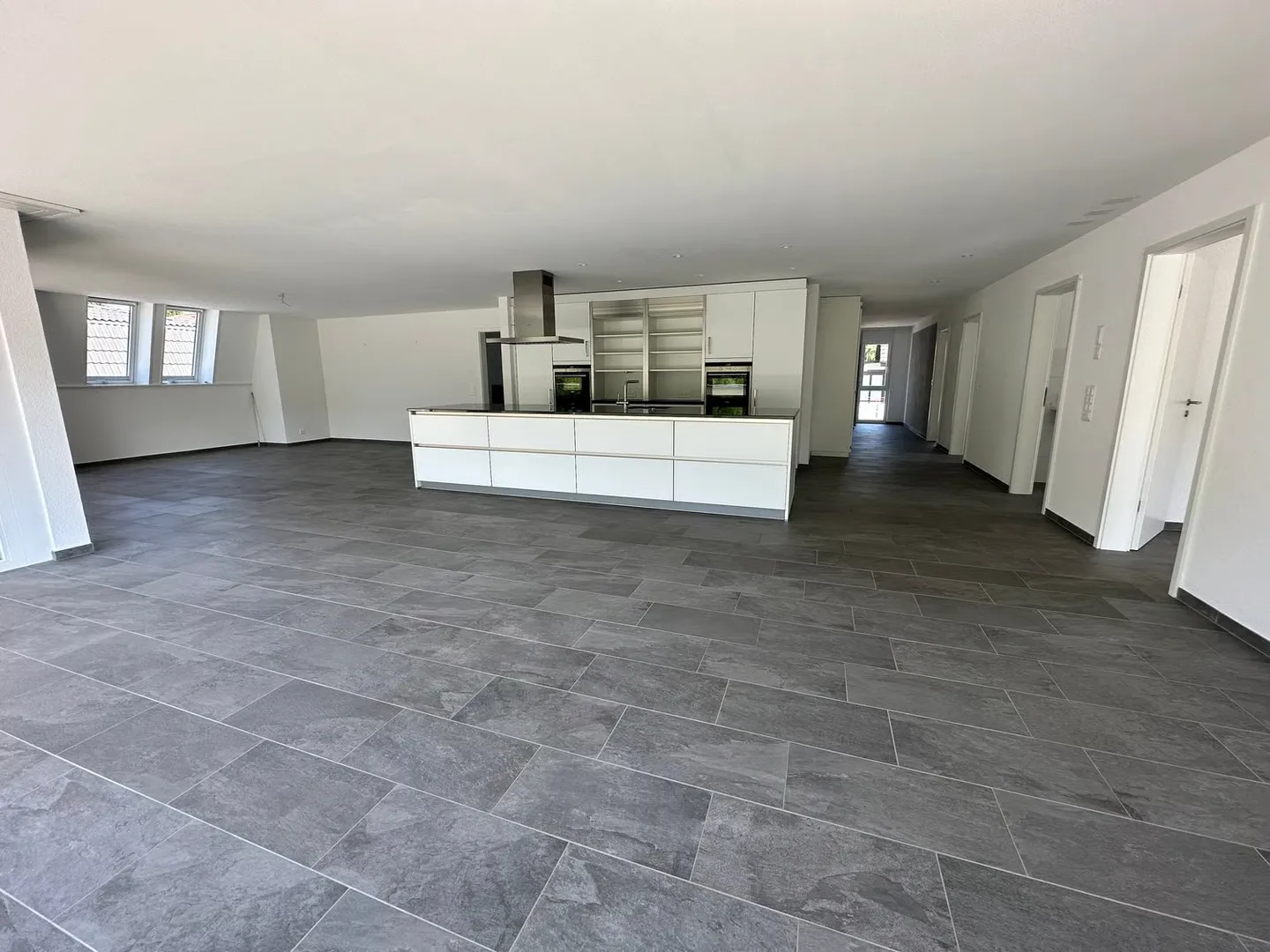 Top modern 4.5-room penthouse approx. 175m2 with large balcony overlooking greenery - Photo 7 of 28