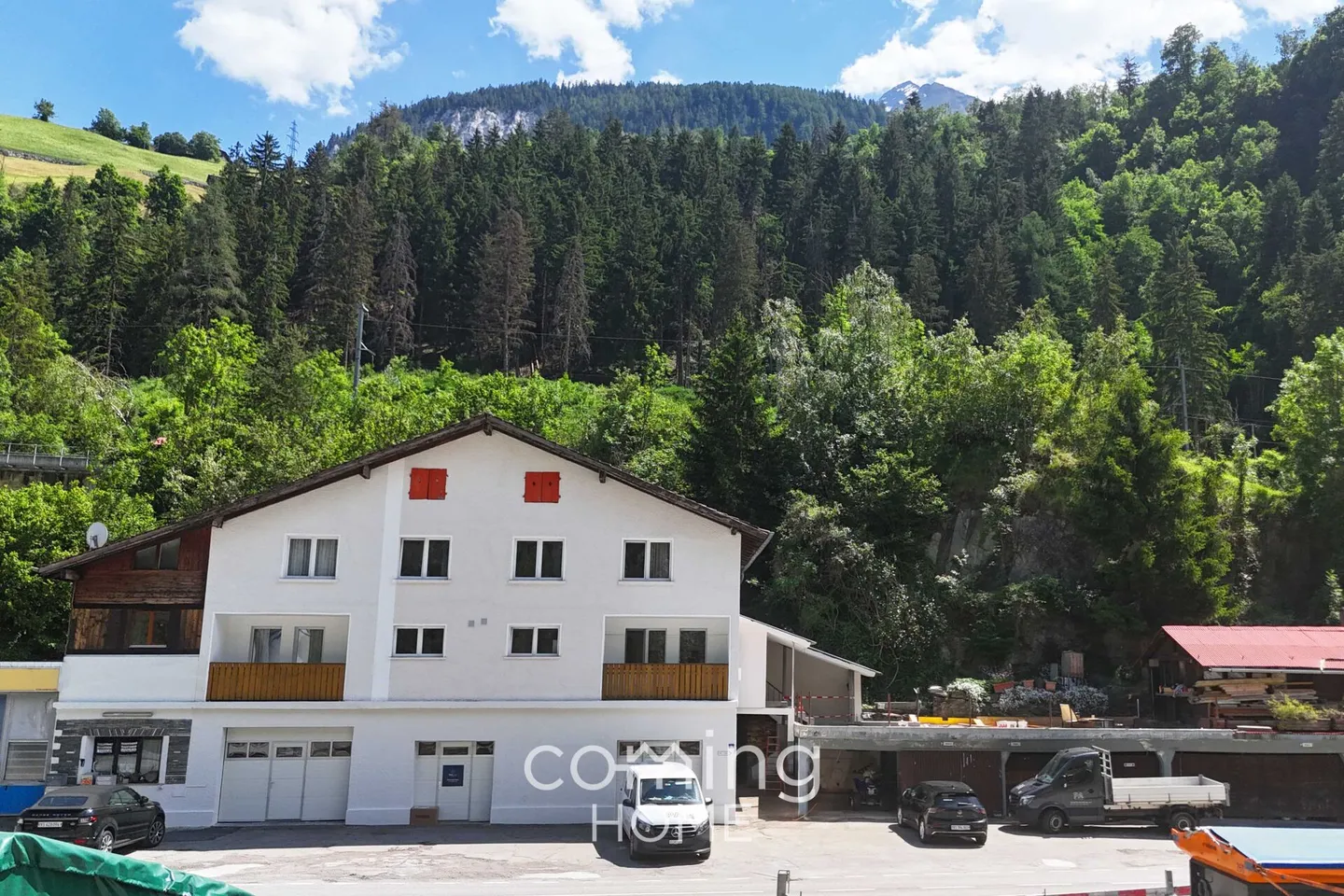 Casa plurifamiliare con 11 appartamenti in posizione soleggiata a Grengiols - Foto 1 di 18
