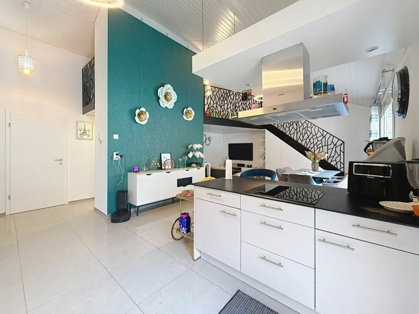 Schönes gemütliches Attikawohnung mit 3.5 Zimmern, Galerie und großer Terrasse - Foto 2 von 14