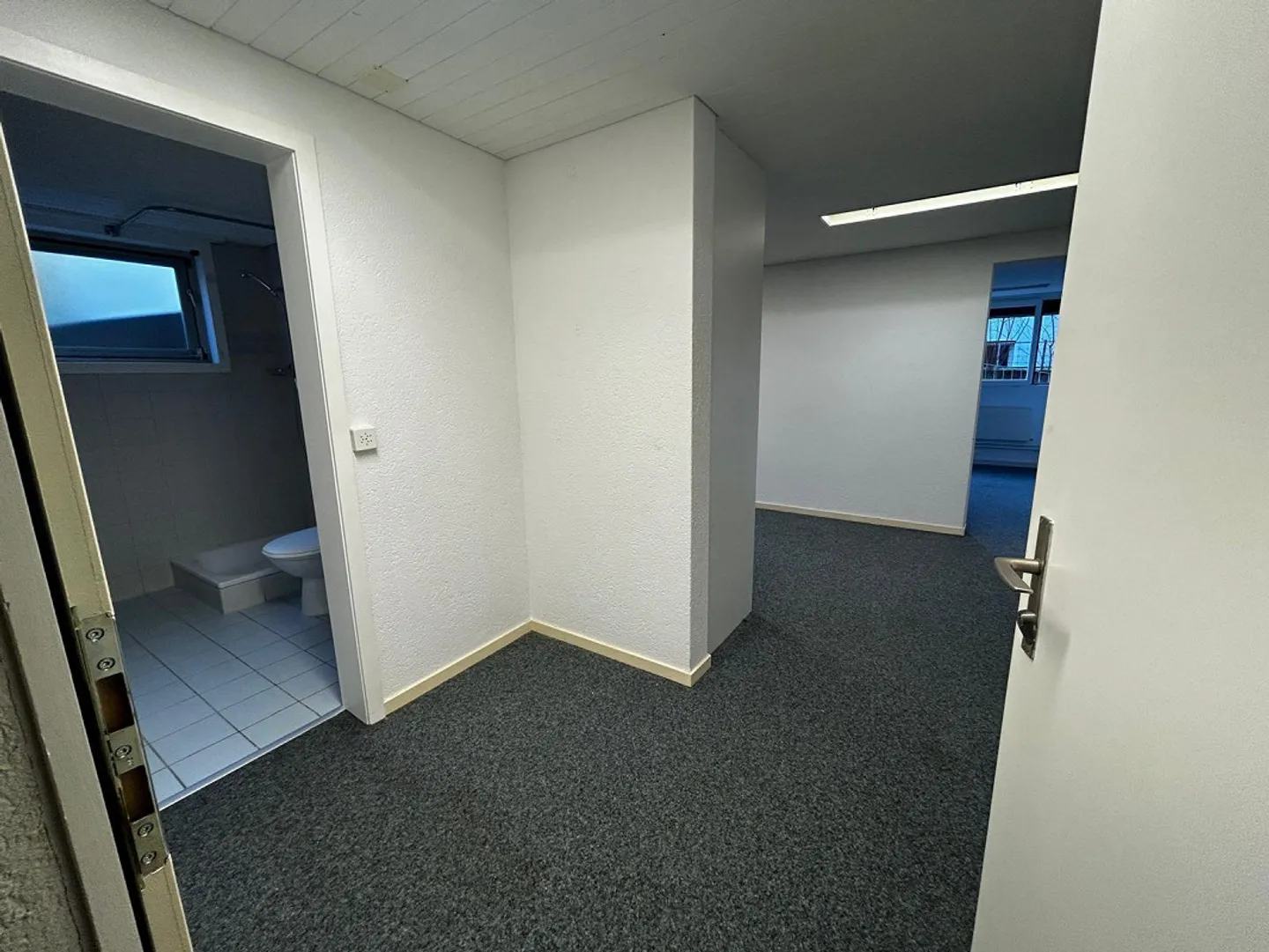 Charming 3-room apartment with terrace in Köniz - Photo 2 of 8