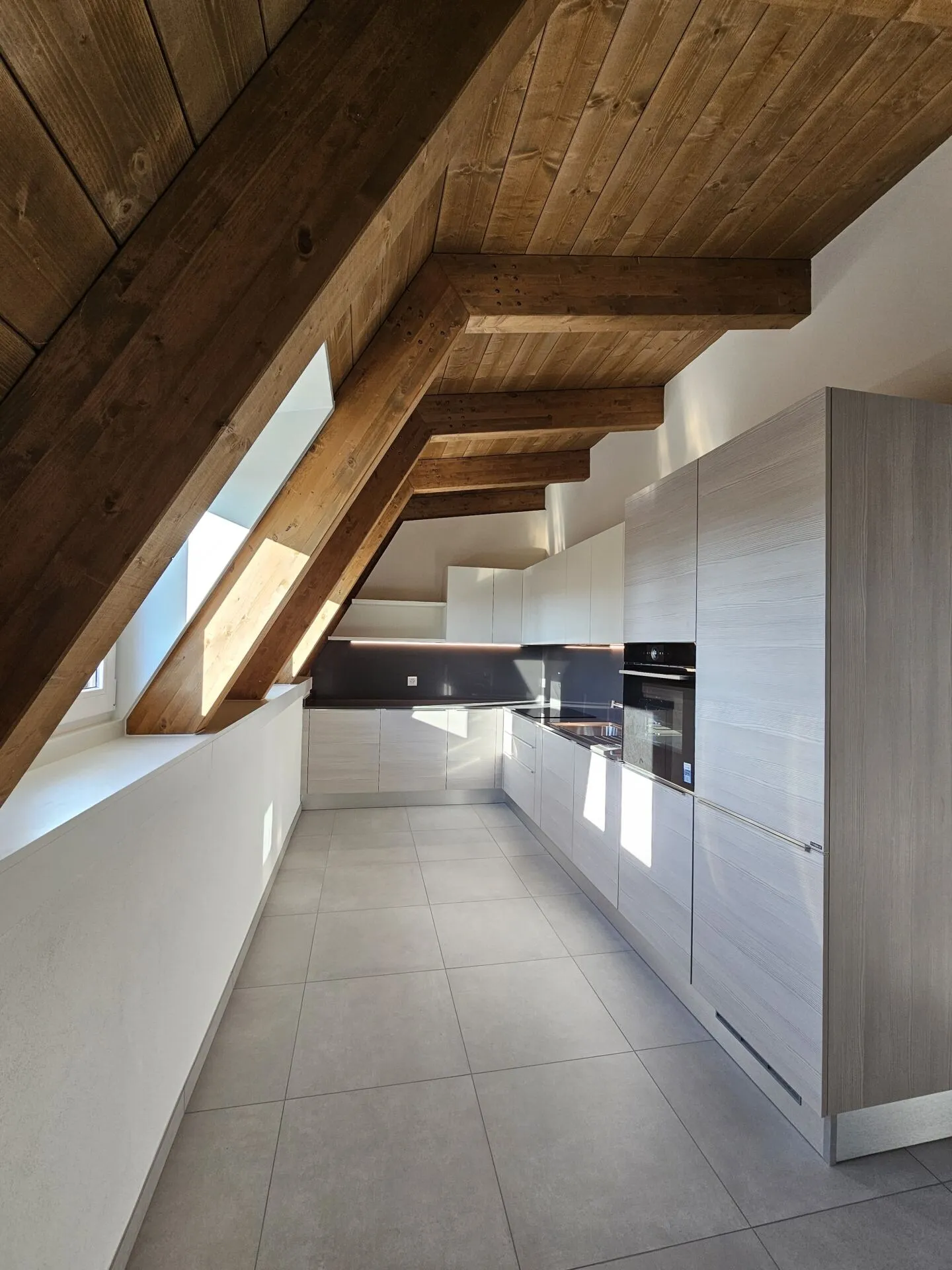 Nouvel appartement de 4,5 pièces au dernier étage avec poutres visibles - Photo 1 sur 7