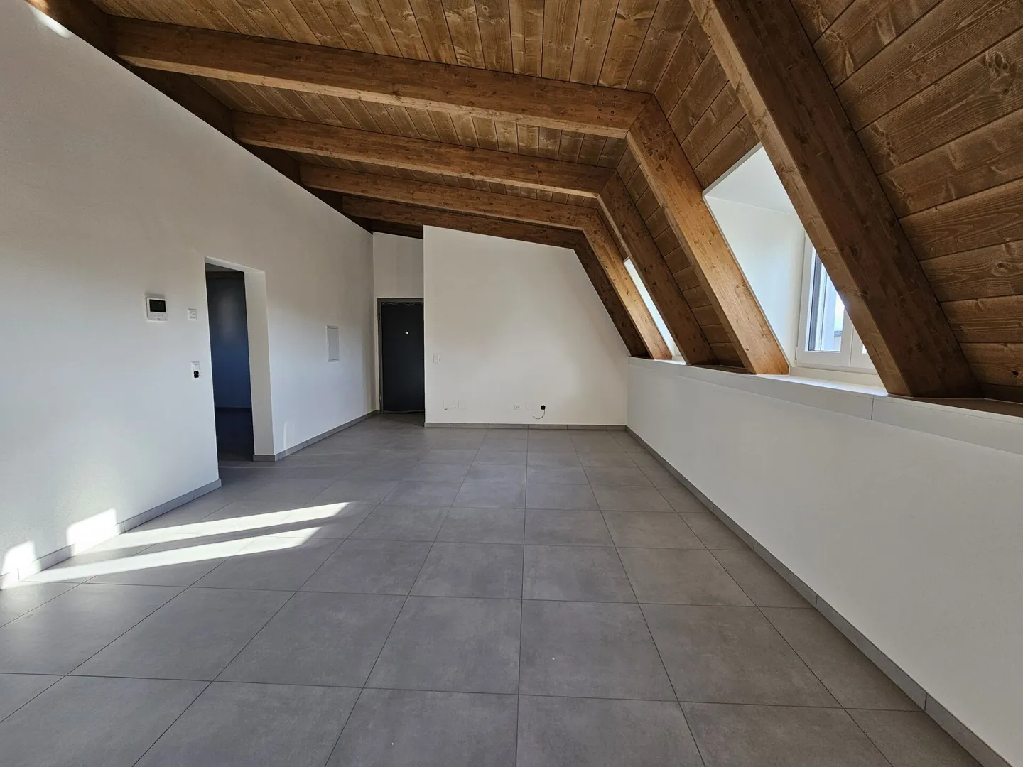 Nouvel appartement de 4,5 pièces au dernier étage avec poutres visibles - Photo 3 sur 7