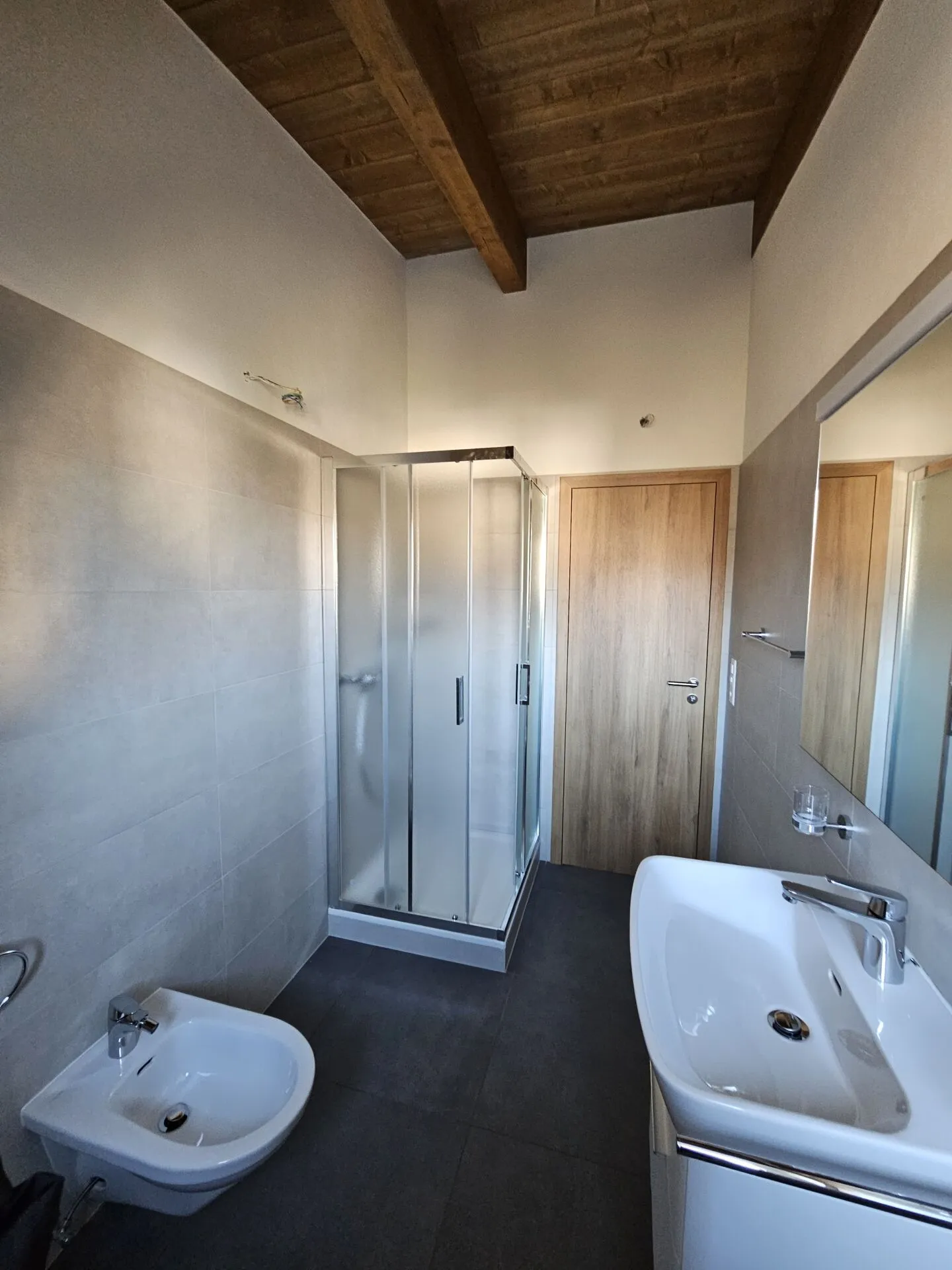 Nouvel appartement de 4,5 pièces au dernier étage avec poutres visibles - Photo 4 sur 7