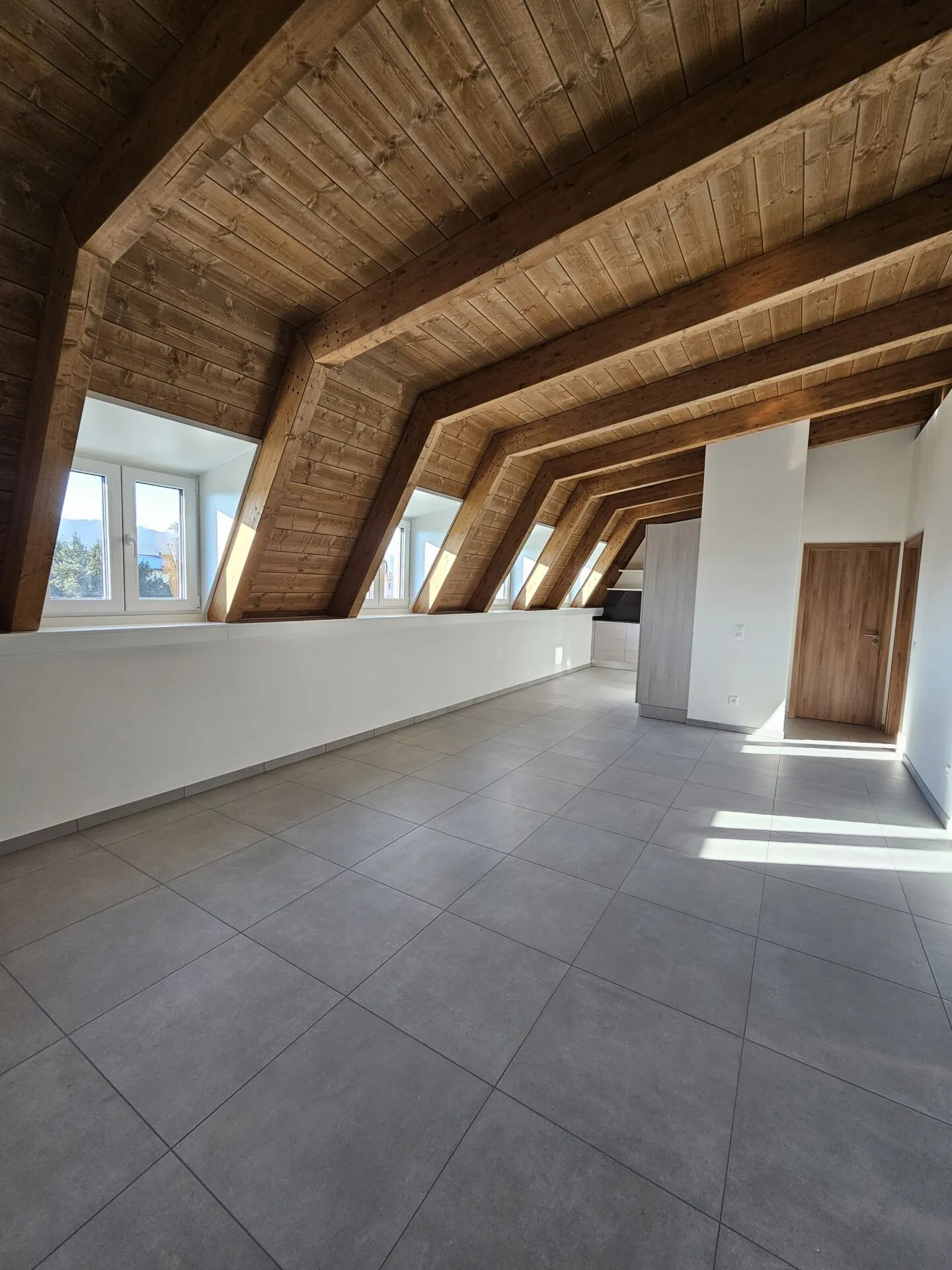 Nouvel appartement de 4,5 pièces au dernier étage avec poutres visibles - Photo 2 sur 7