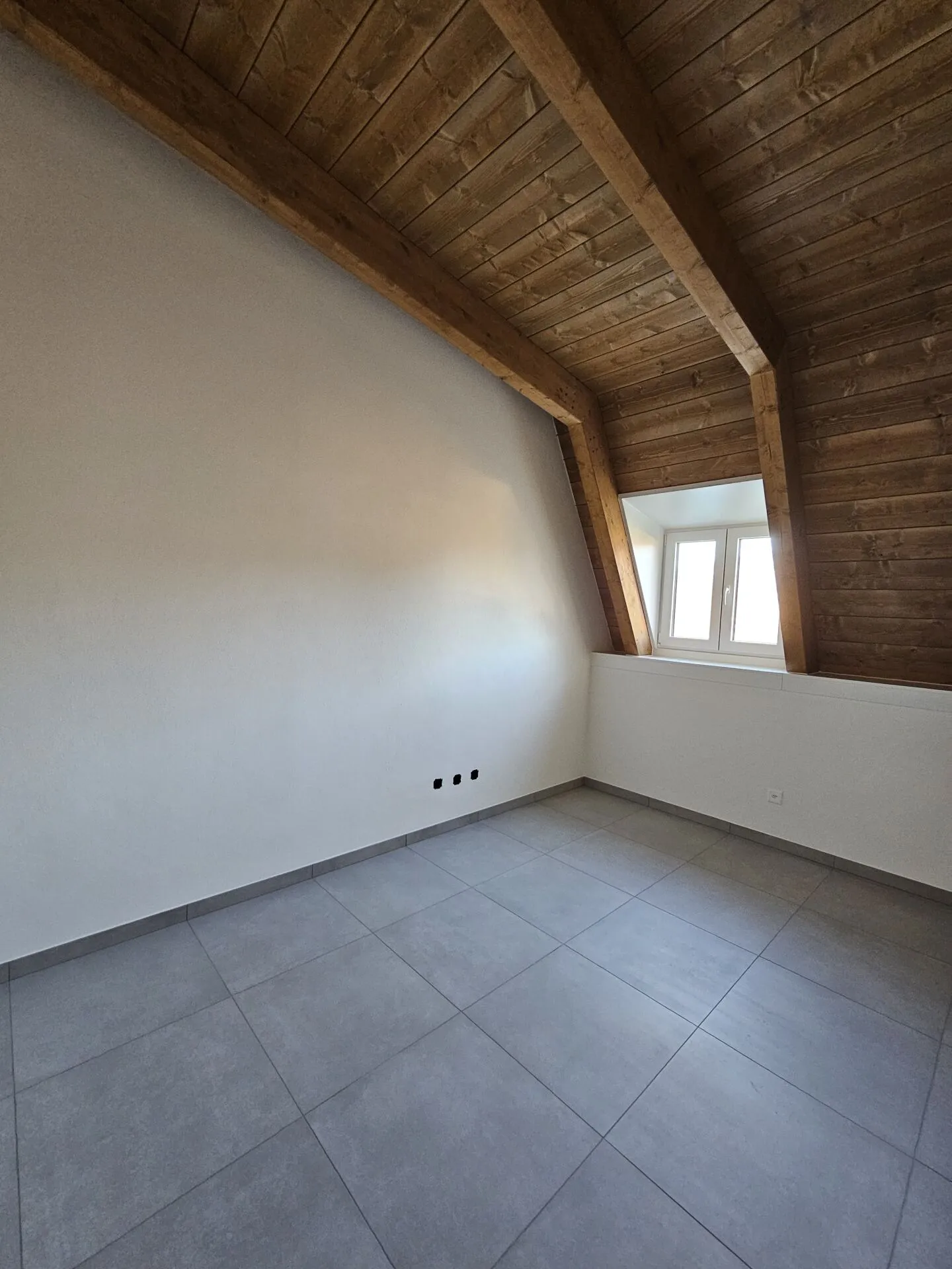 Nouvel appartement de 4,5 pièces au dernier étage avec poutres visibles - Photo 5 sur 7