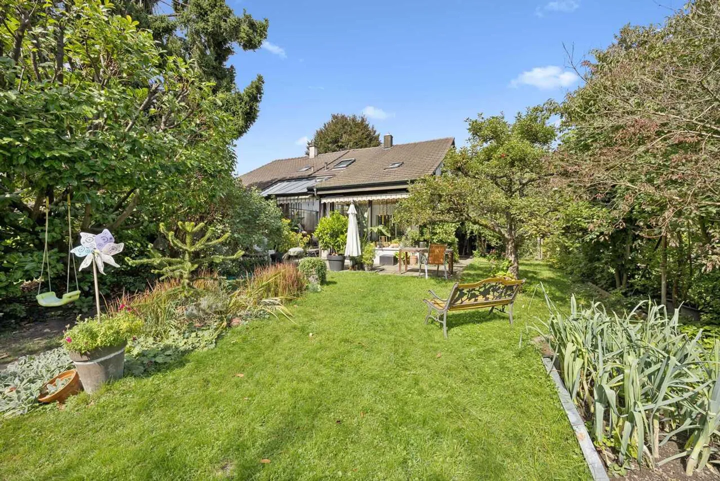 Casa familiare con grande giardino paradisiaco a Wettingen - Foto 1 di 13