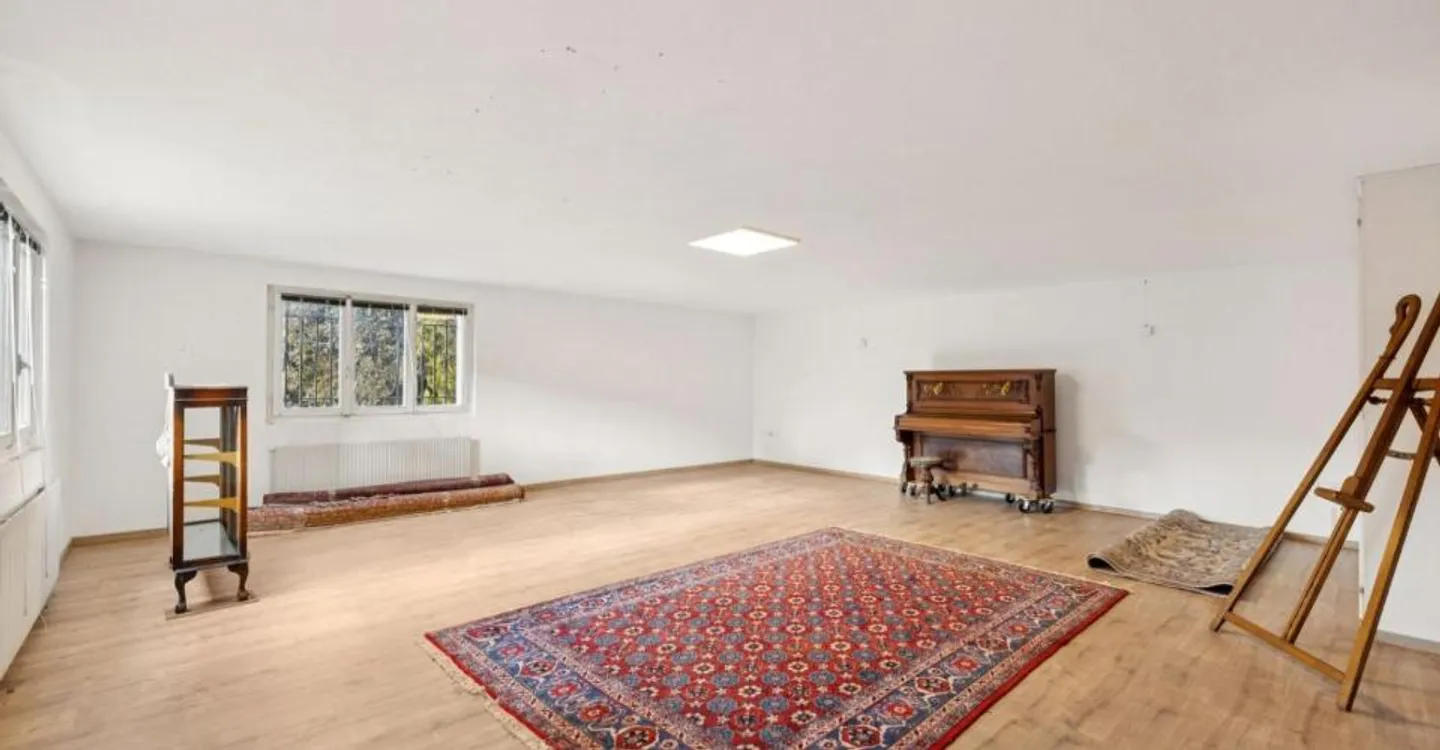 GERÄUMIGE EINFAMILIENHAUS IM EG MIT GROSSEM POTENZIAL - Foto 9 von 10