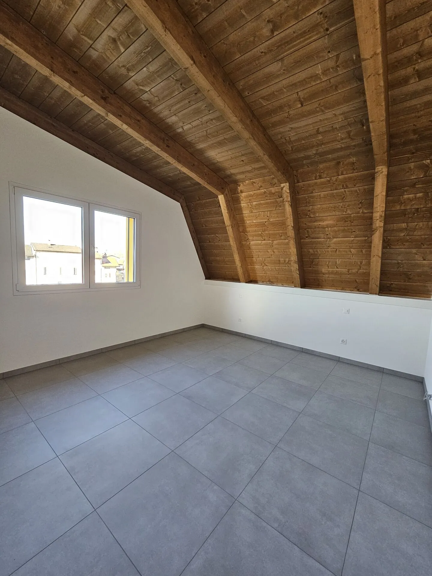 Nouvel appartement de 4,5 pièces au dernier étage avec poutres visibles - Photo 6 sur 7