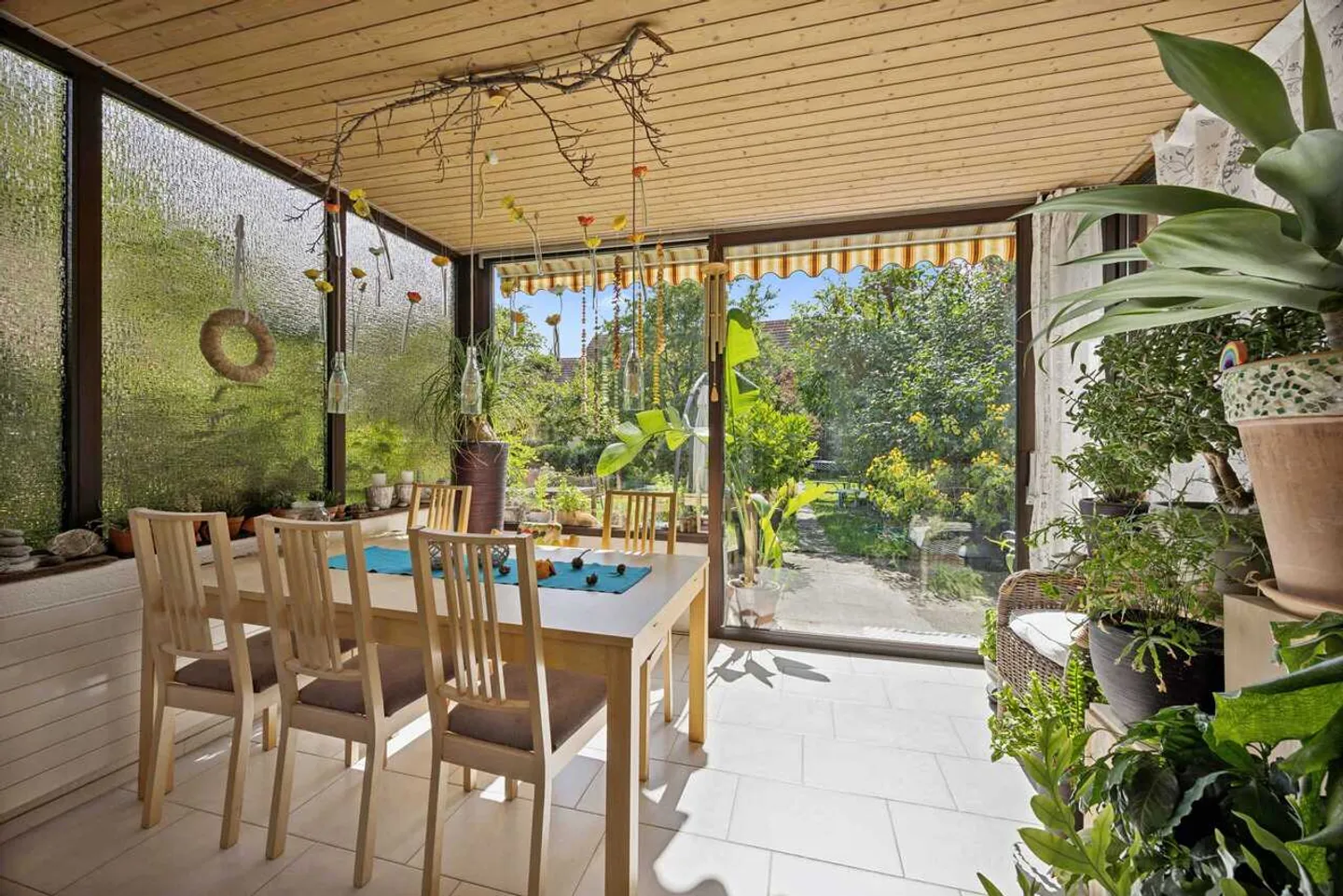 Casa familiare con grande giardino paradisiaco a Wettingen - Foto 2 di 13