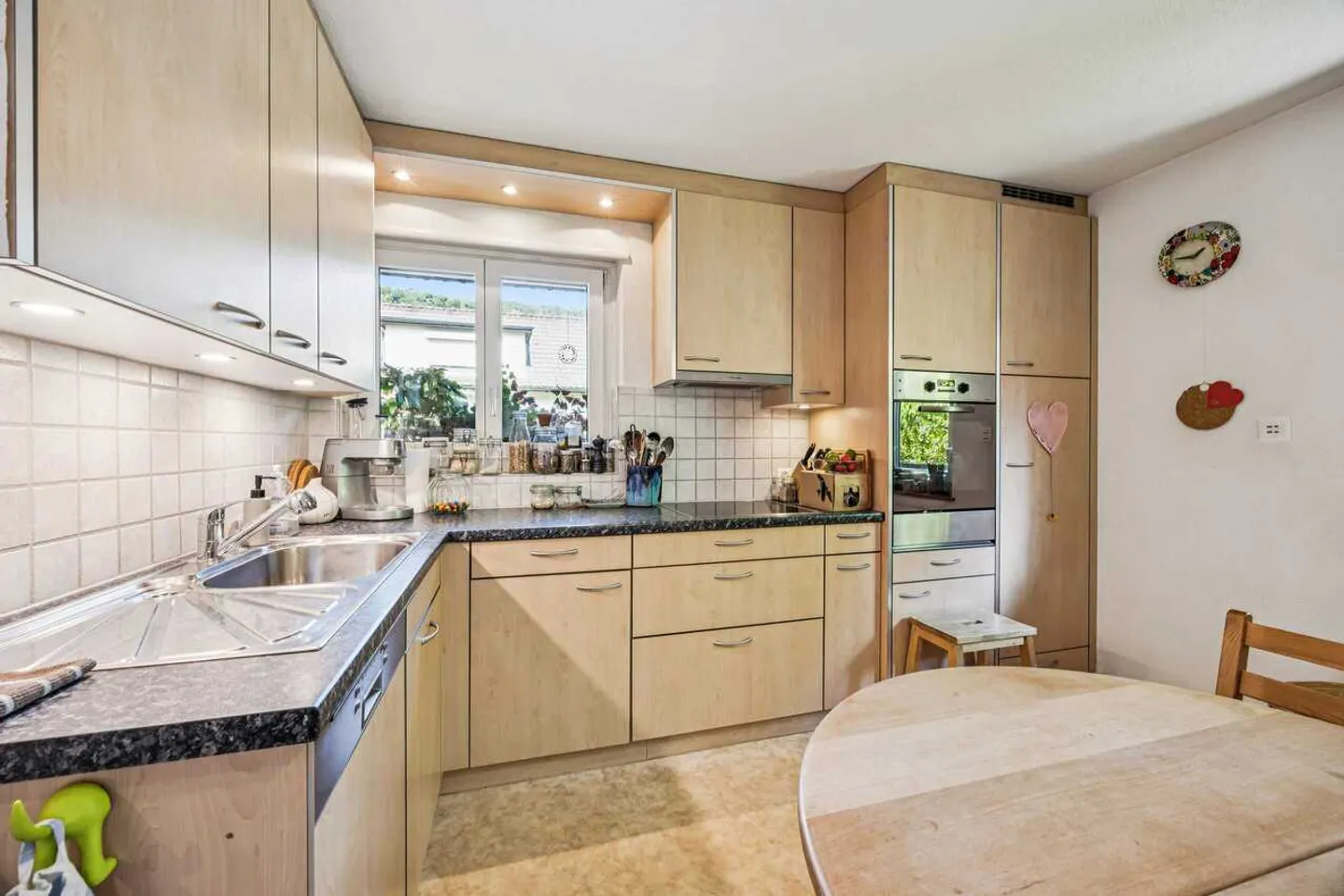 Casa familiare con grande giardino paradisiaco a Wettingen - Foto 3 di 13