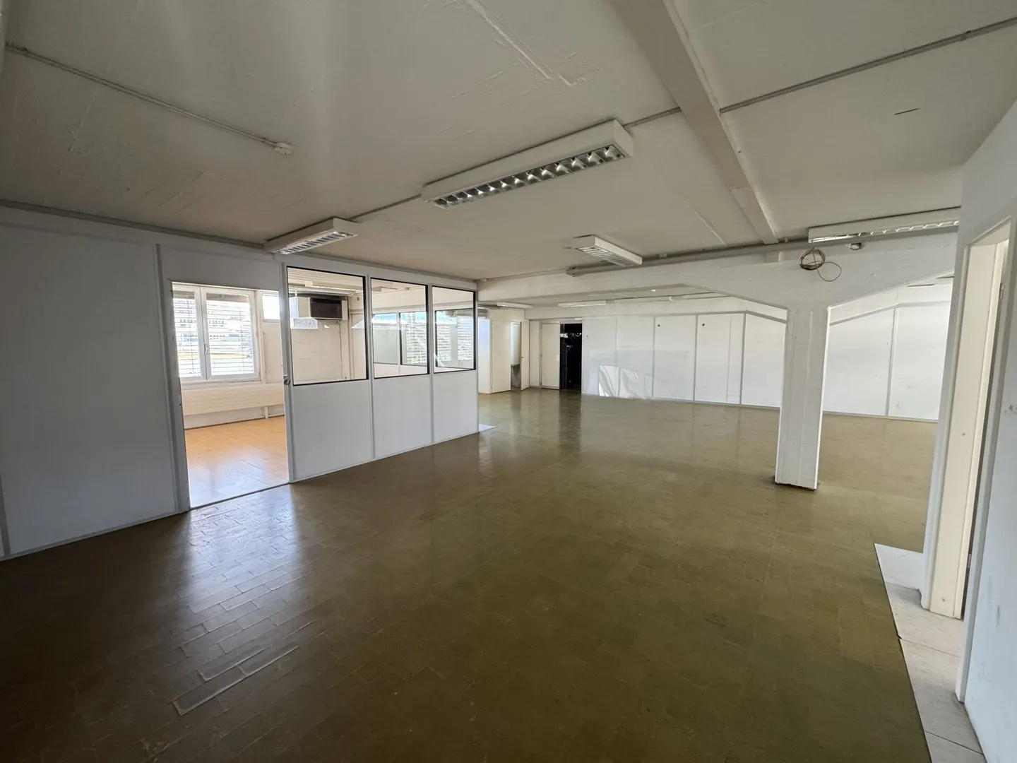 Espace commercial (Ascenseur commercial_1er étage_228m2) - Photo 1 sur 5