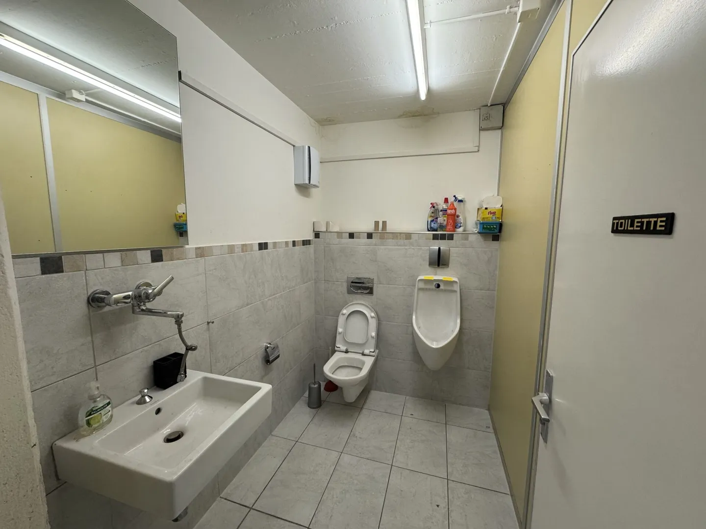 Espace commercial (Ascenseur commercial_1er étage_228m2) - Photo 2 sur 5