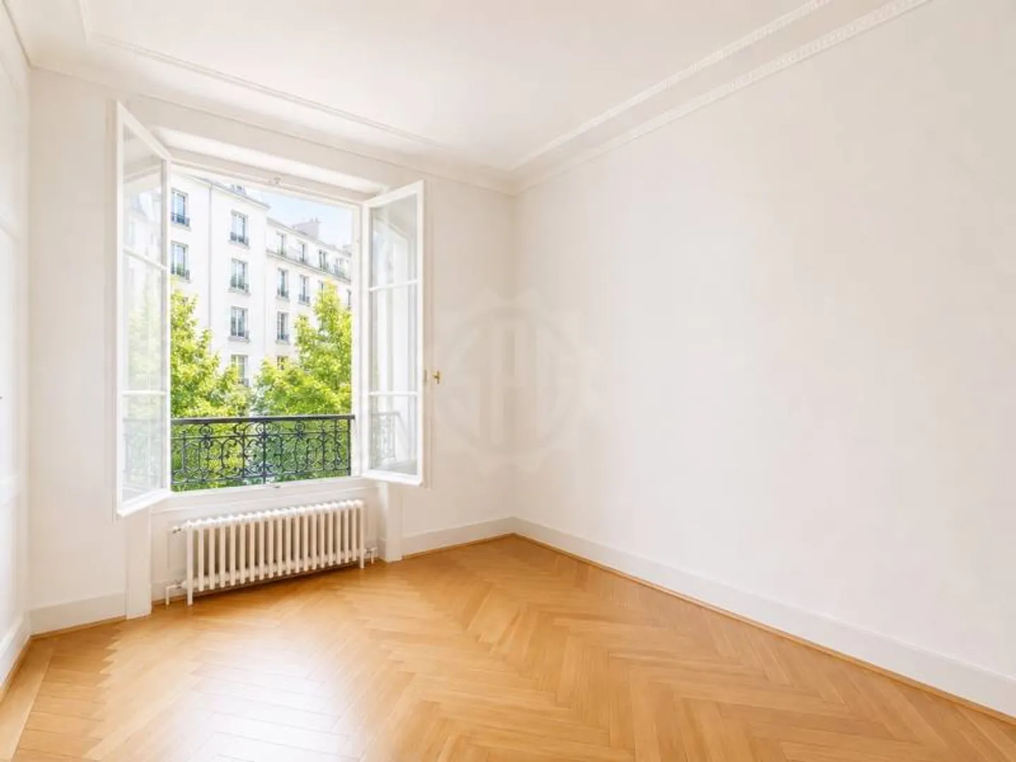 Charming Ground-Floor Apartment - Photo 4 of 10