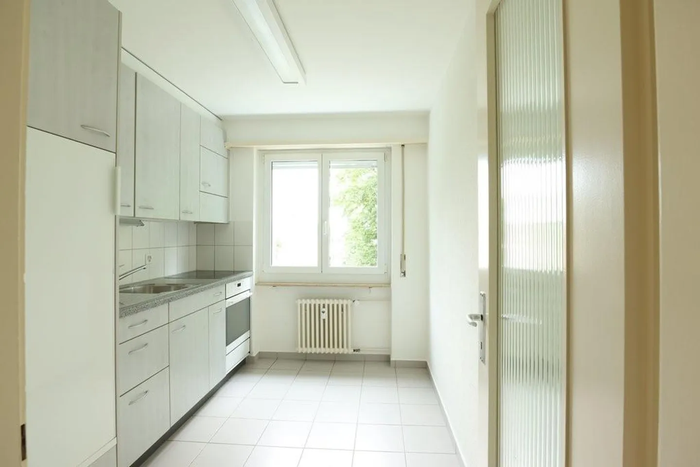 Appartamento luminoso in un ambiente verdeggiante - Foto 2 di 7