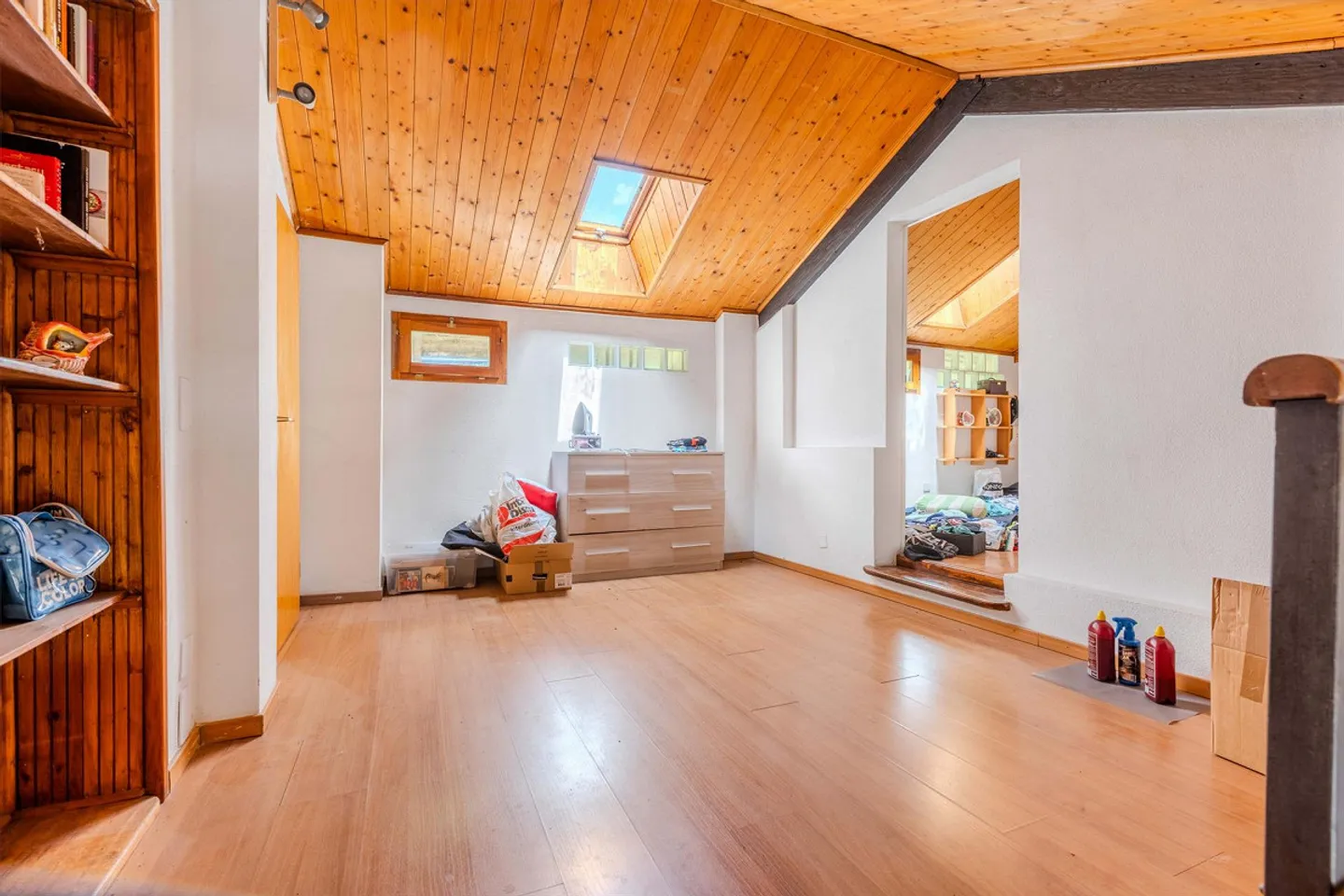 Bella Casa con 13 Stanze a Novazzano divisa in 3 Unità - Foto 4 di 9