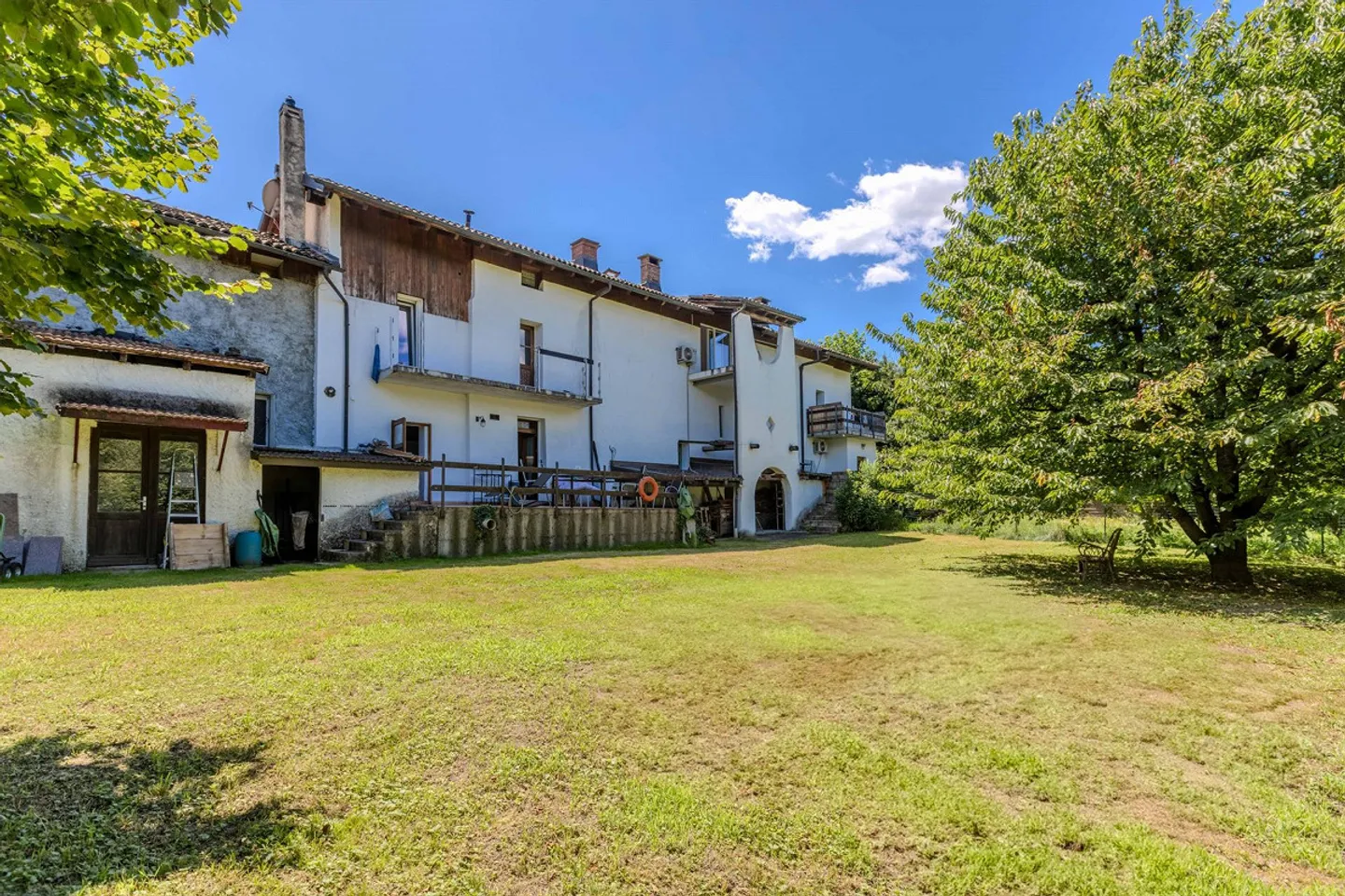 Bella Casa con 13 Stanze a Novazzano divisa in 3 Unità - Foto 9 di 9