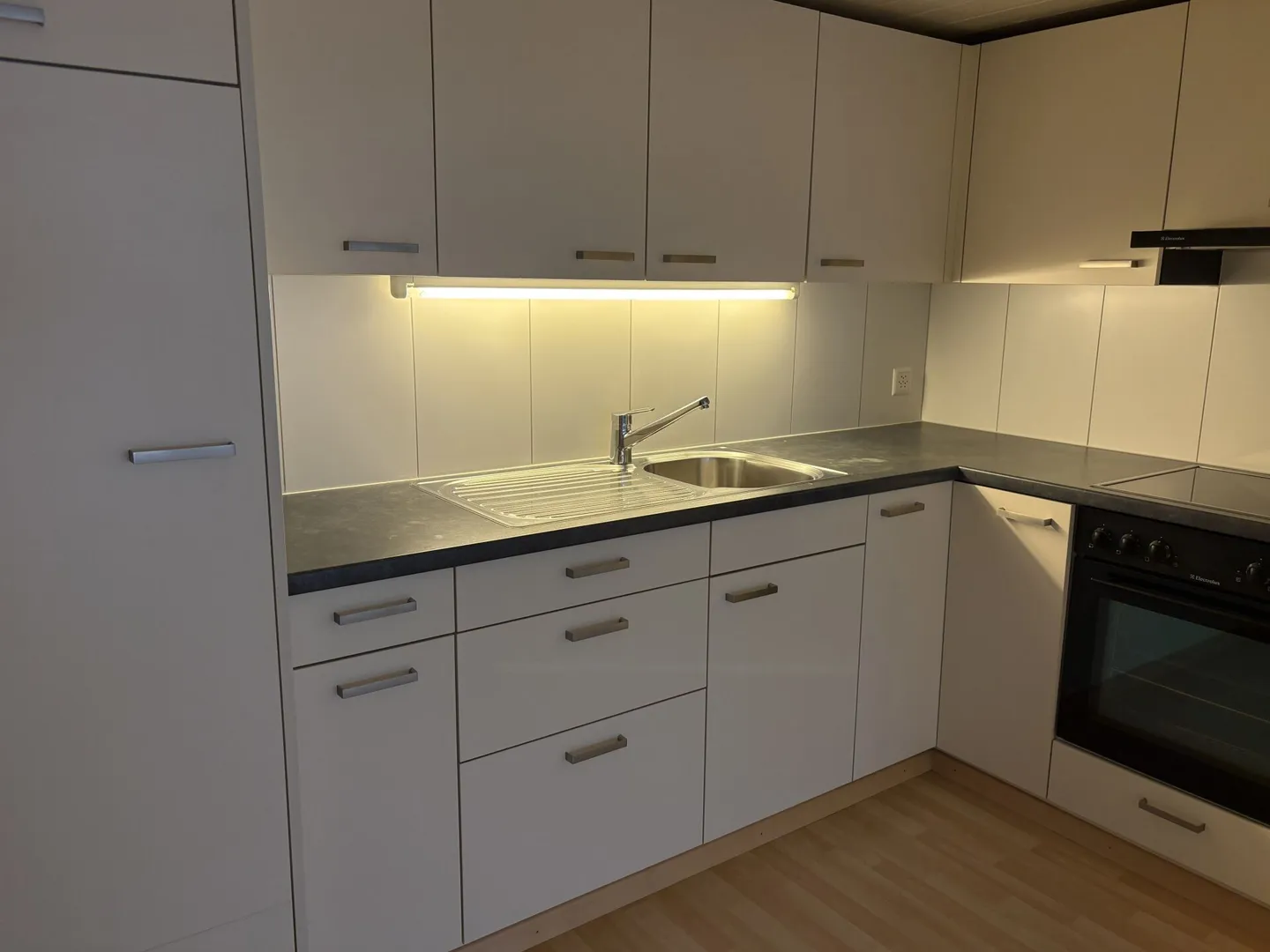 Appartamento Bijou conveniente vicino al centro! Altezza della stanza 2,12 m. Luminoso. Ristrutturato. 3.0 stanze in una casa elegante! - Foto 1 di 5
