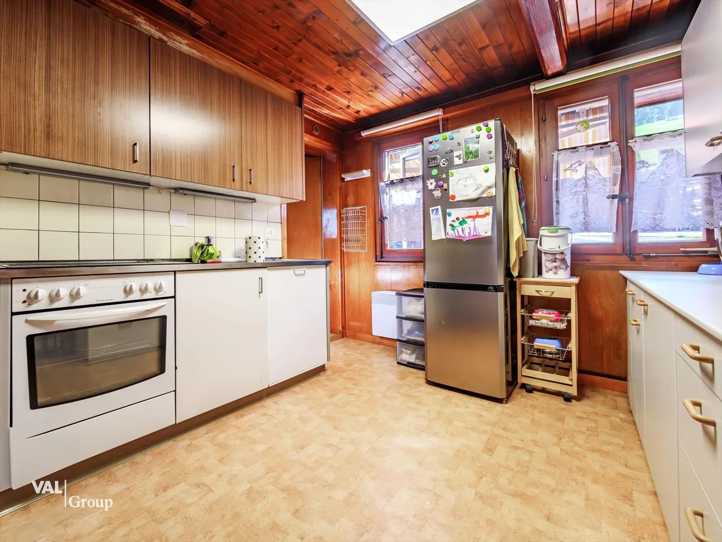 Charmante maison résidentielle avec grange convertie et potentiel de développement supplémentaire - Photo 3 sur 12