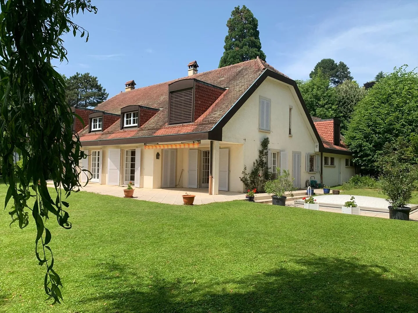 Magnifica villa vaudese, costruita individualmente nel 1978, ristrutturata, con una superficie di 251 m2, dove tutte le stanze godono di un'eccellente illuminazione naturale, con piscina interna/esterna, grande terrazza e giardino alberato. - Foto 1 di 13