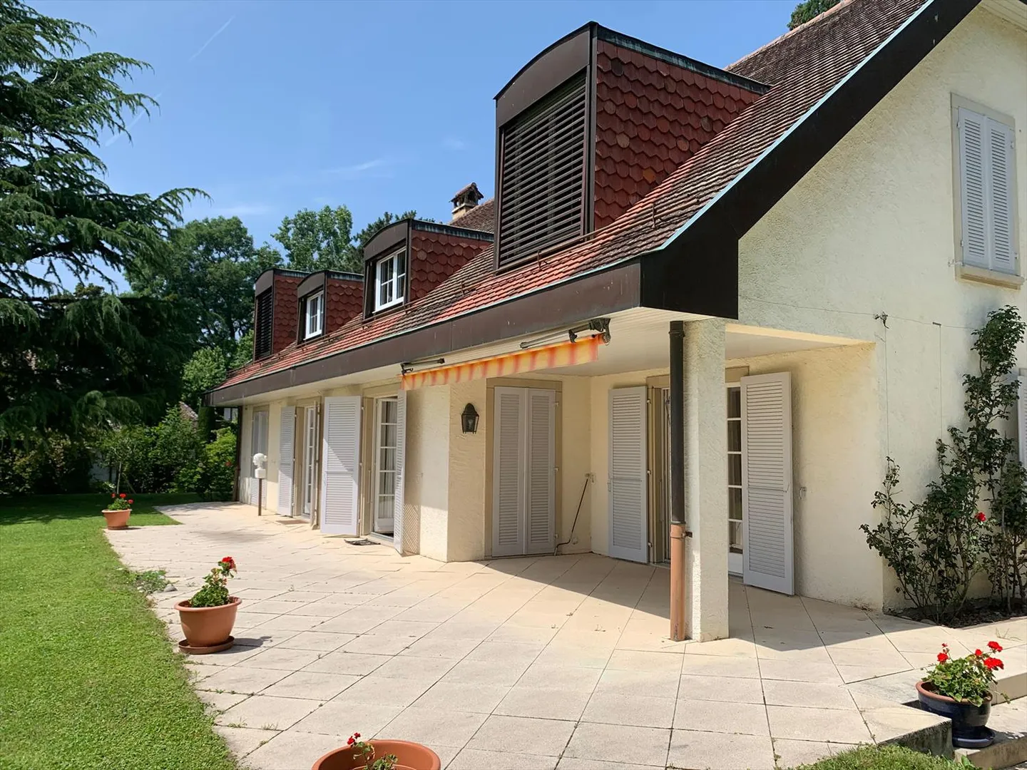 Magnifica villa vaudese, costruita individualmente nel 1978, ristrutturata, con una superficie di 251 m2, dove tutte le stanze godono di un'eccellente illuminazione naturale, con piscina interna/esterna, grande terrazza e giardino alberato. - Foto 2 di 13