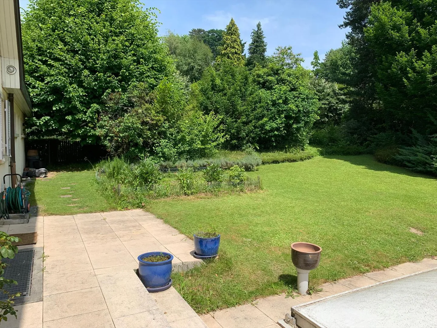 Magnifica villa vaudese, costruita individualmente nel 1978, ristrutturata, con una superficie di 251 m2, dove tutte le stanze godono di un'eccellente illuminazione naturale, con piscina interna/esterna, grande terrazza e giardino alberato. - Foto 5 di 13