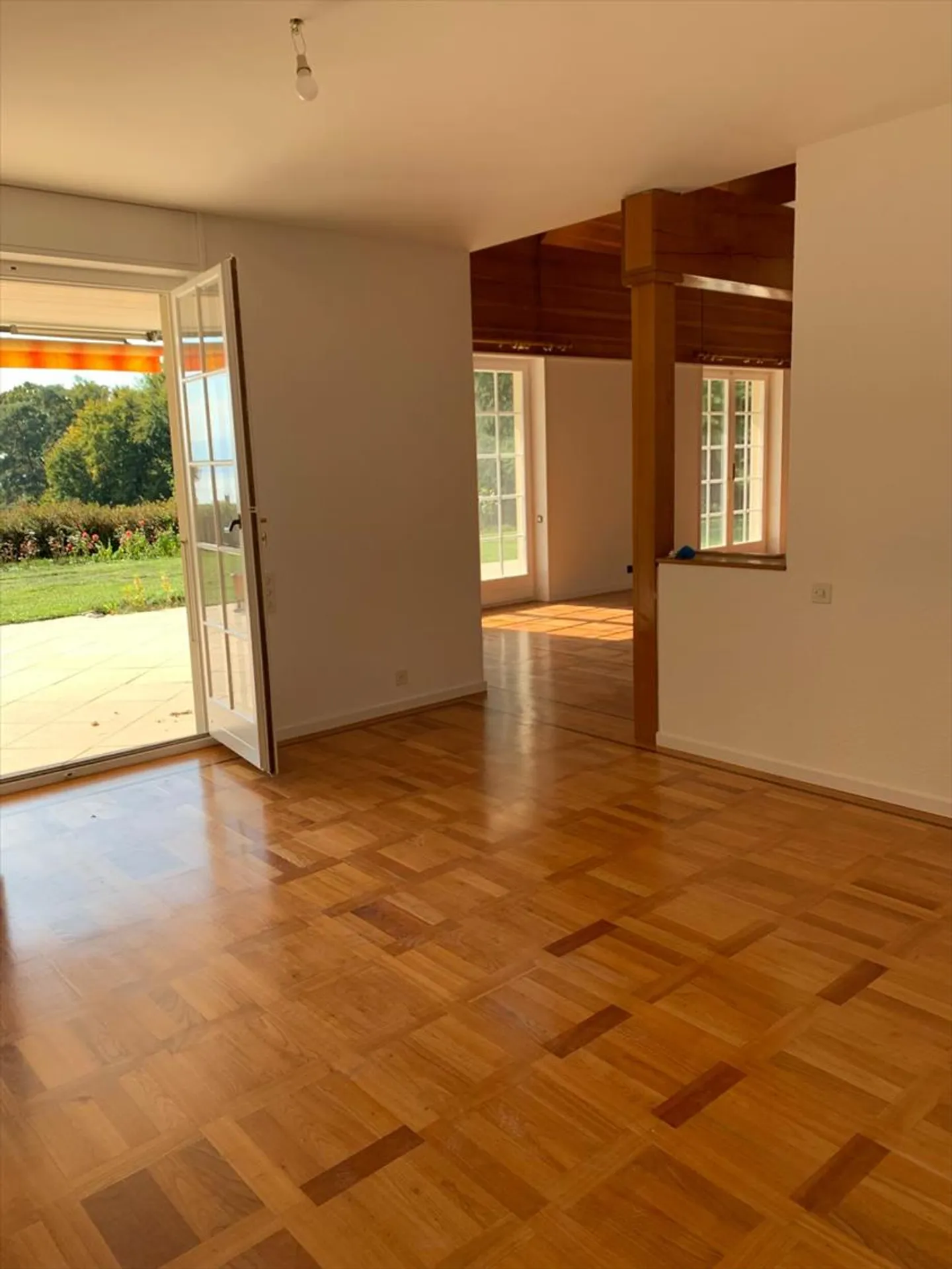 Magnifica villa vaudese, costruita individualmente nel 1978, ristrutturata, con una superficie di 251 m2, dove tutte le stanze godono di un'eccellente illuminazione naturale, con piscina interna/esterna, grande terrazza e giardino alberato. - Foto 6 di 13