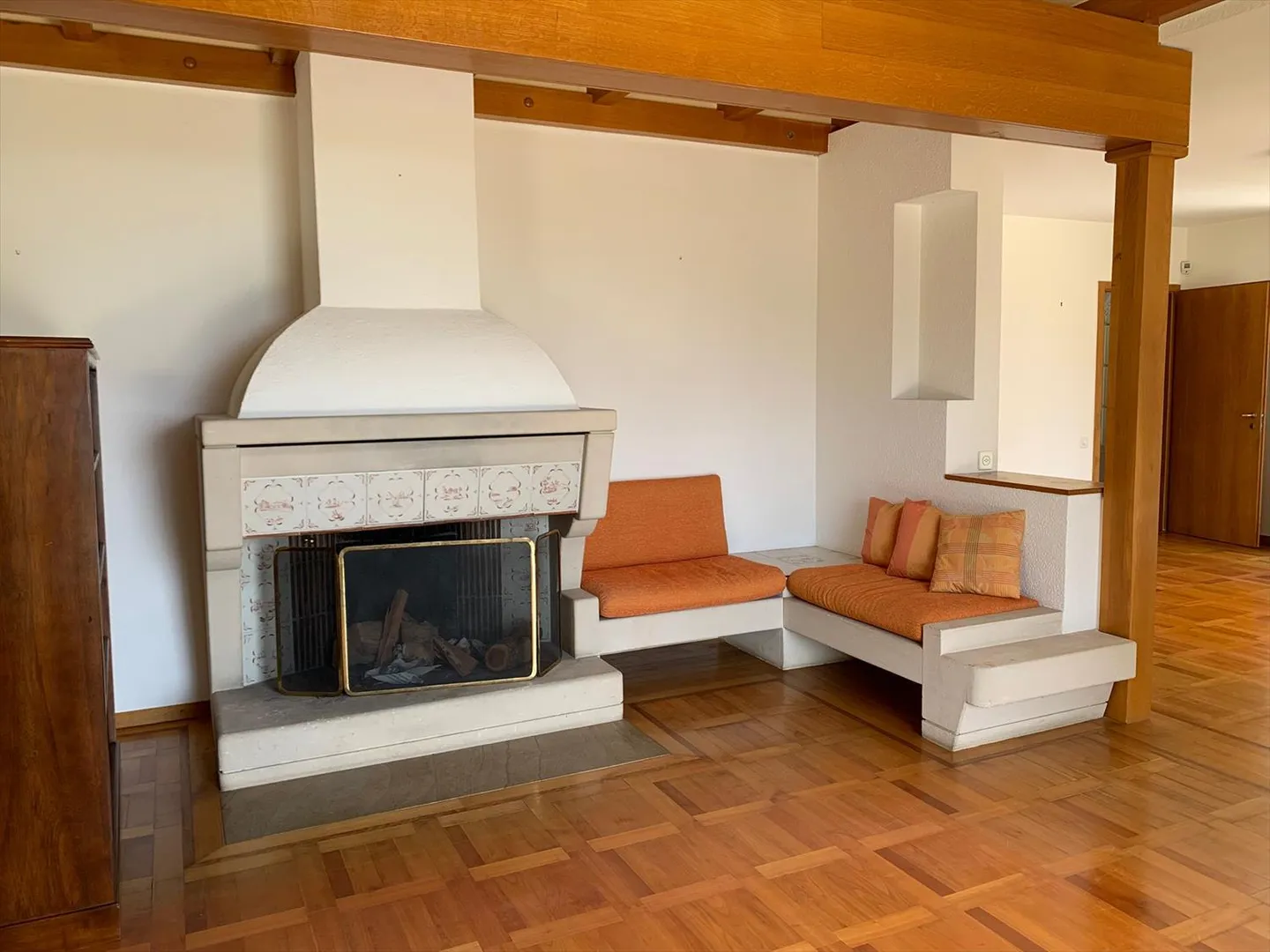 Magnifica villa vaudese, costruita individualmente nel 1978, ristrutturata, con una superficie di 251 m2, dove tutte le stanze godono di un'eccellente illuminazione naturale, con piscina interna/esterna, grande terrazza e giardino alberato. - Foto 7 di 13