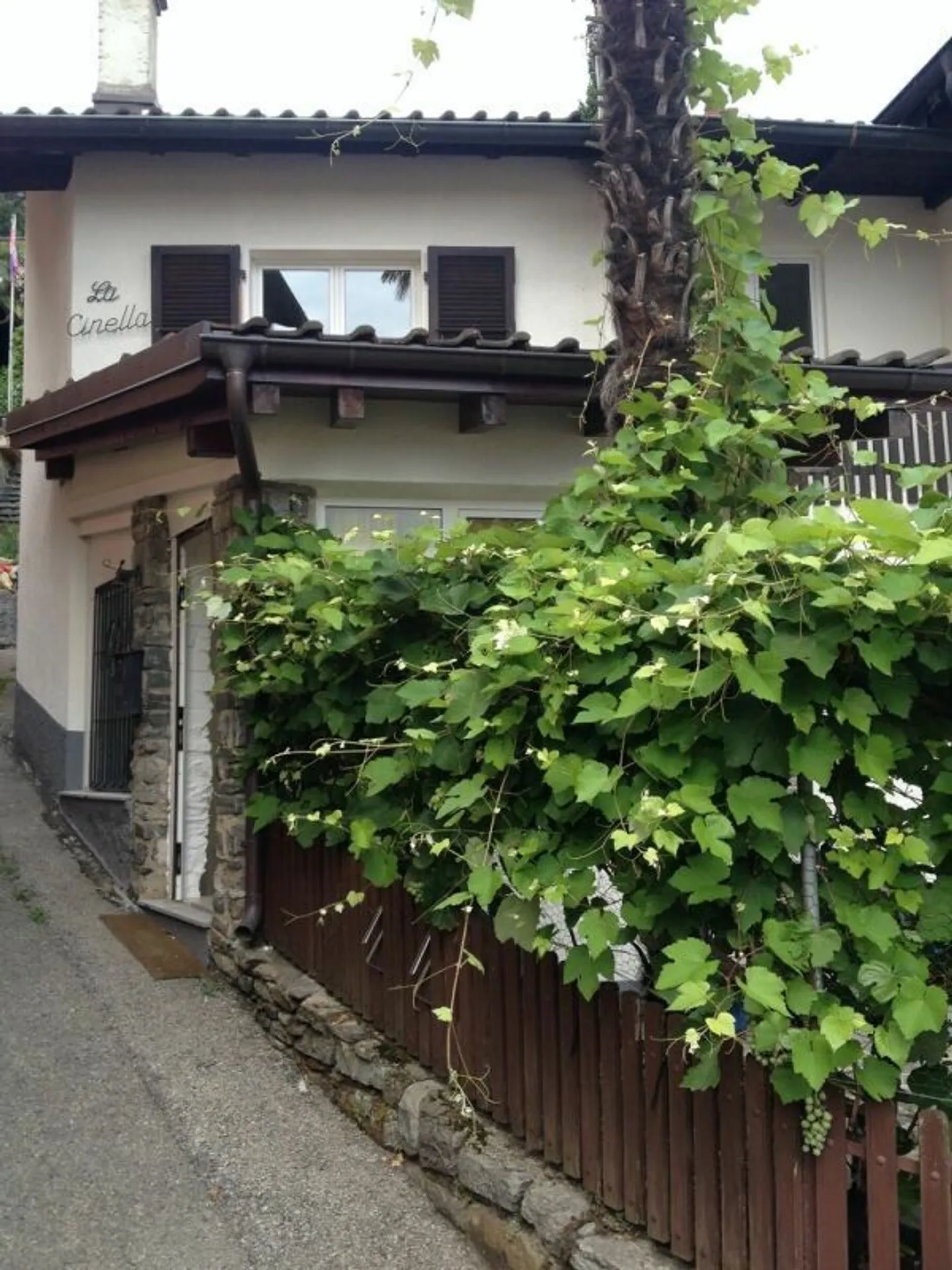 Characteristic renovated rustic with fireplace and terrace in the historic center of Mondonico - Photo 1 of 13
