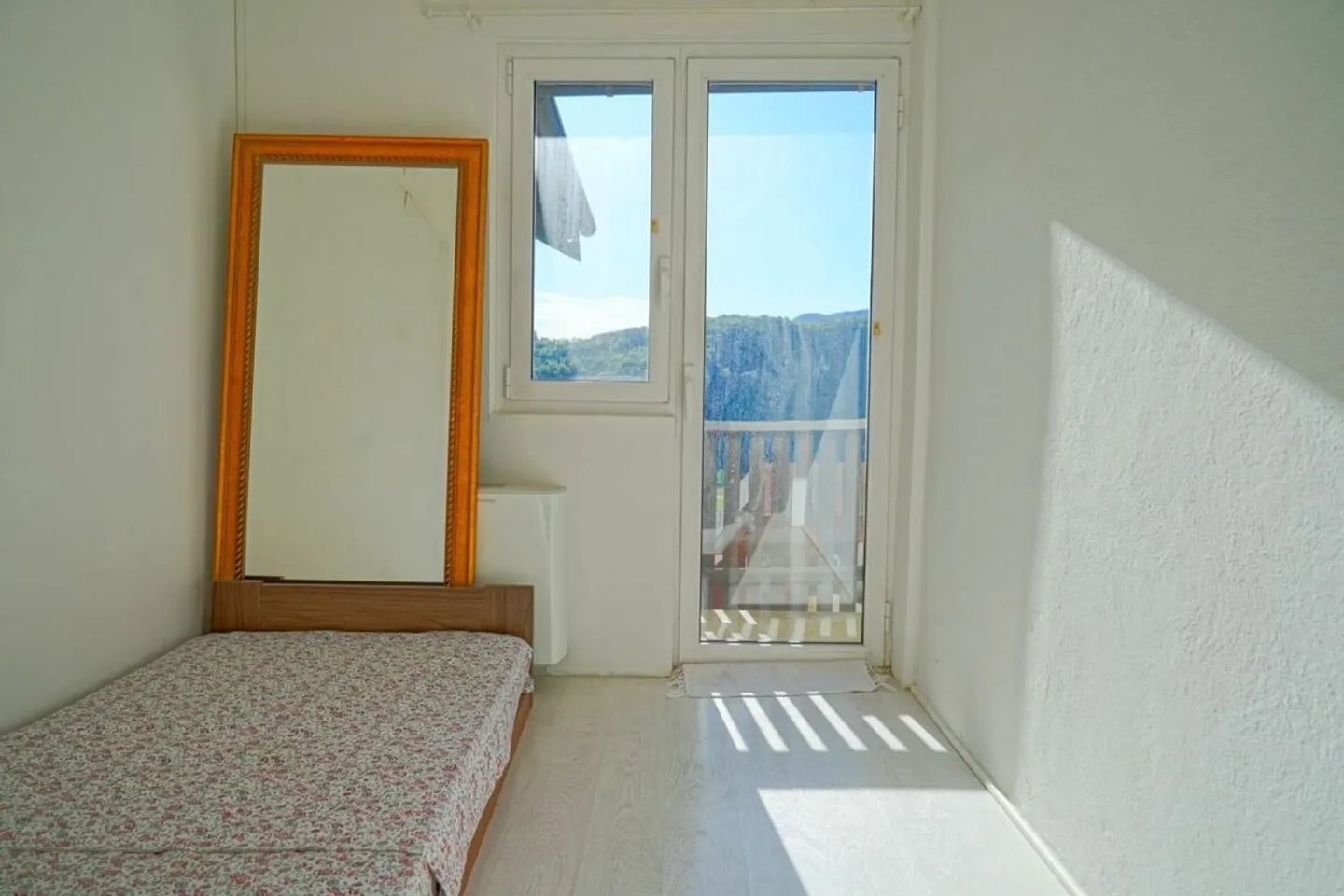 Characteristic renovated rustic with fireplace and terrace in the historic center of Mondonico - Photo 4 of 13