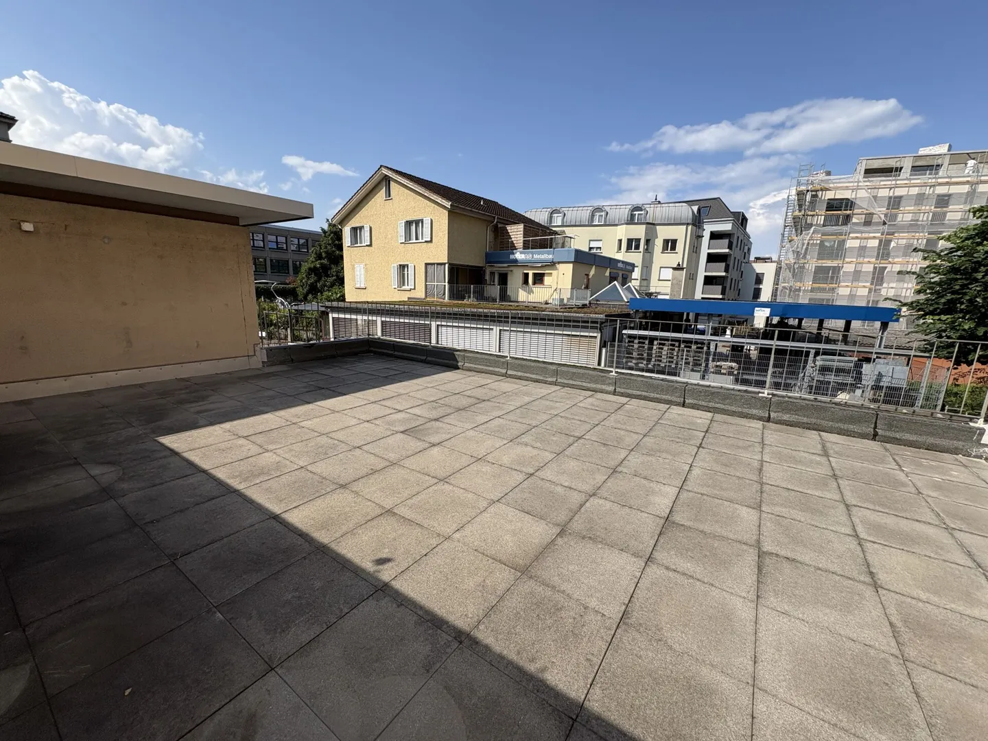 Inhabituel ! Appartement de ville rénové de 4.0/4.5 pièces au rez-de-chaussée (1er étage) avec balcon et terrasse de 70m2 ! Près du centre et de la gare. - Photo 1 sur 7