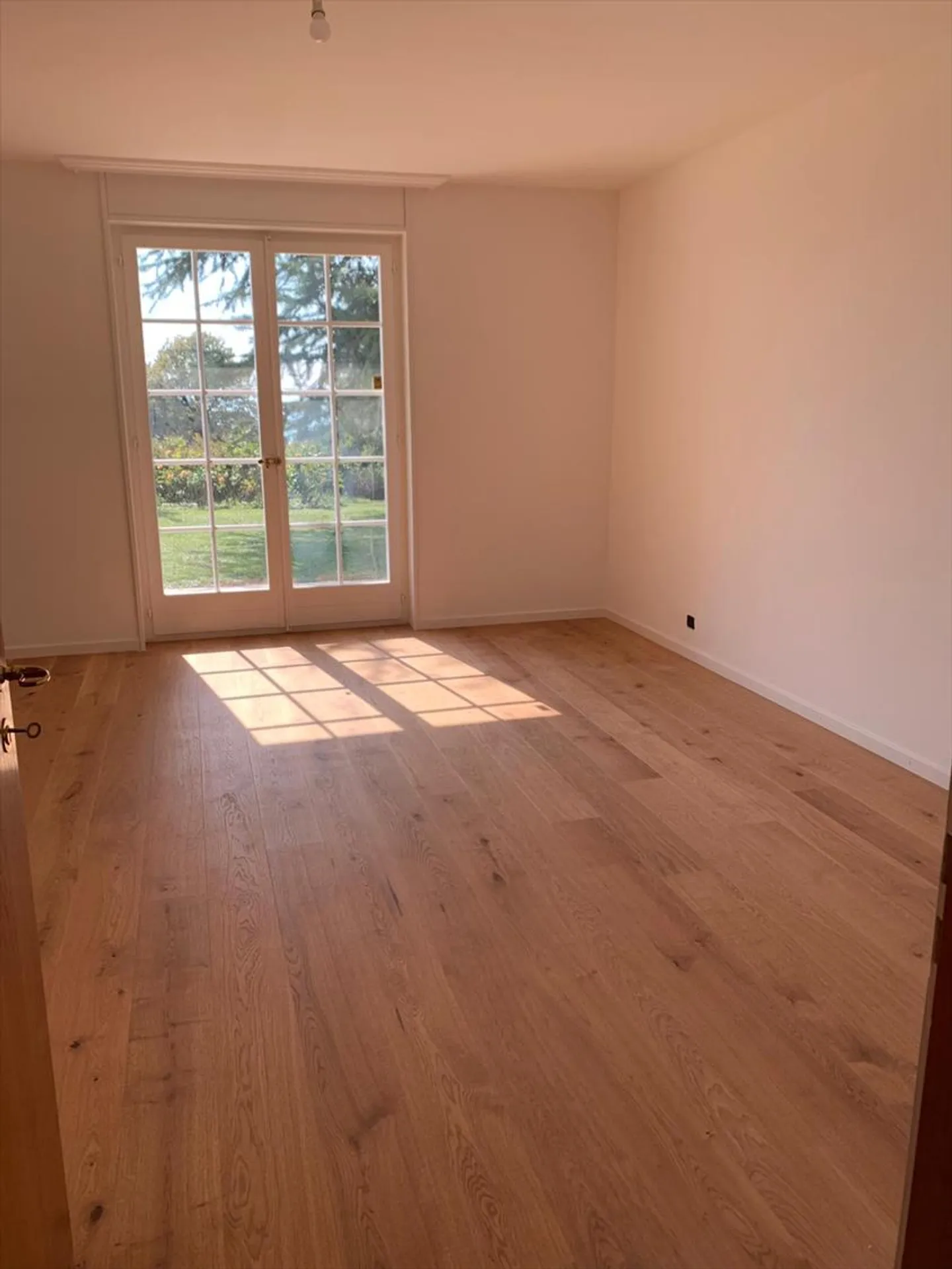 Magnifica villa vaudese, costruita individualmente nel 1978, ristrutturata, con una superficie di 251 m2, dove tutte le stanze godono di un'eccellente illuminazione naturale, con piscina interna/esterna, grande terrazza e giardino alberato. - Foto 8 di 13