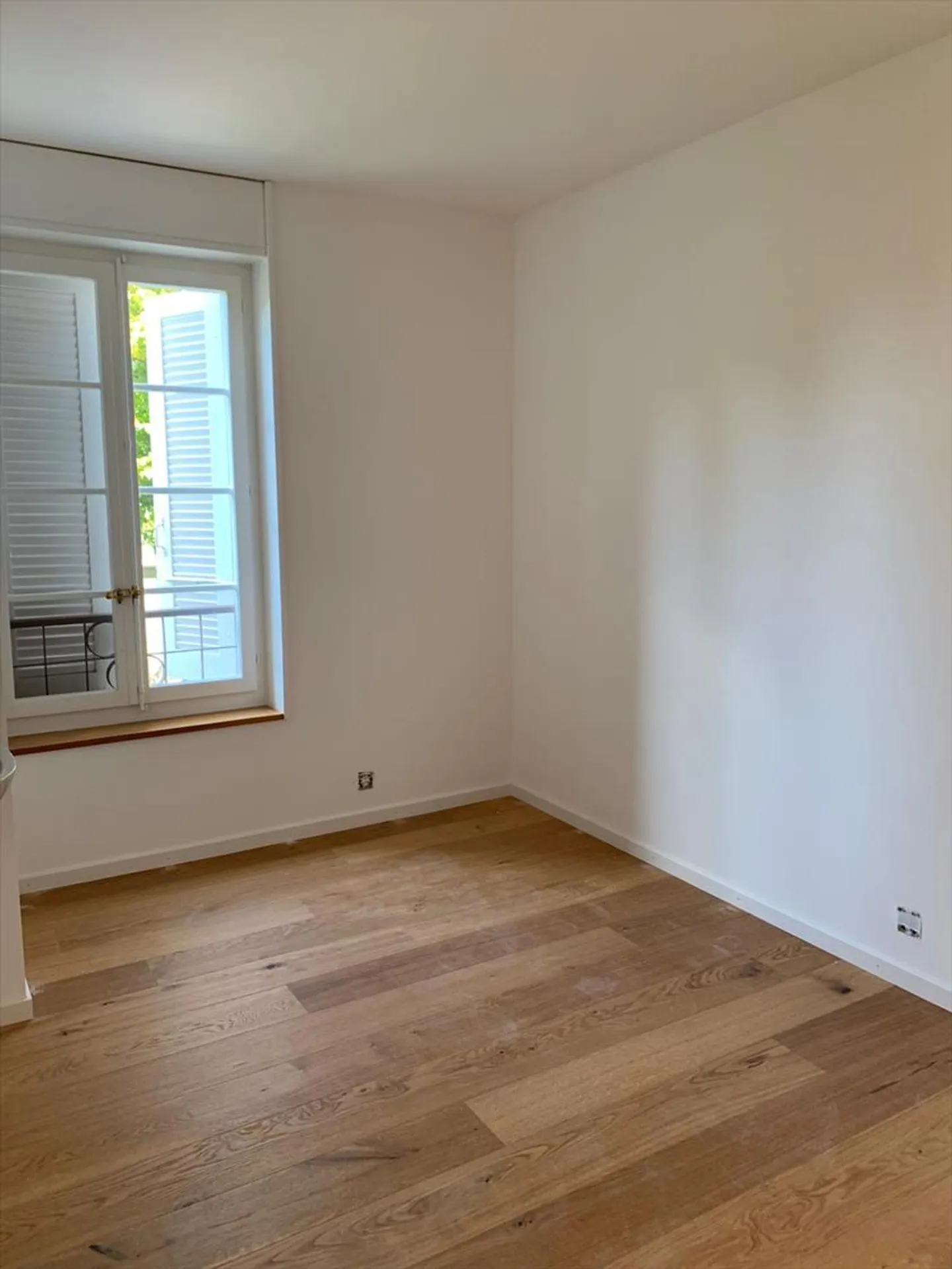 Magnifica villa vaudese, costruita individualmente nel 1978, ristrutturata, con una superficie di 251 m2, dove tutte le stanze godono di un'eccellente illuminazione naturale, con piscina interna/esterna, grande terrazza e giardino alberato. - Foto 9 di 13