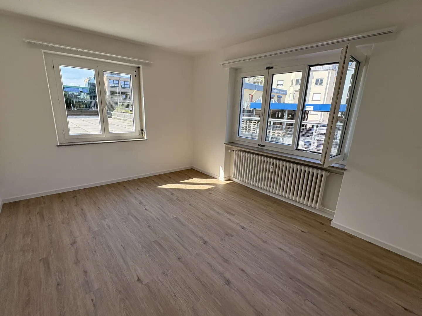 Inhabituel ! Appartement de ville rénové de 4.0/4.5 pièces au rez-de-chaussée (1er étage) avec balcon et terrasse de 70m2 ! Près du centre et de la gare. - Photo 3 sur 7