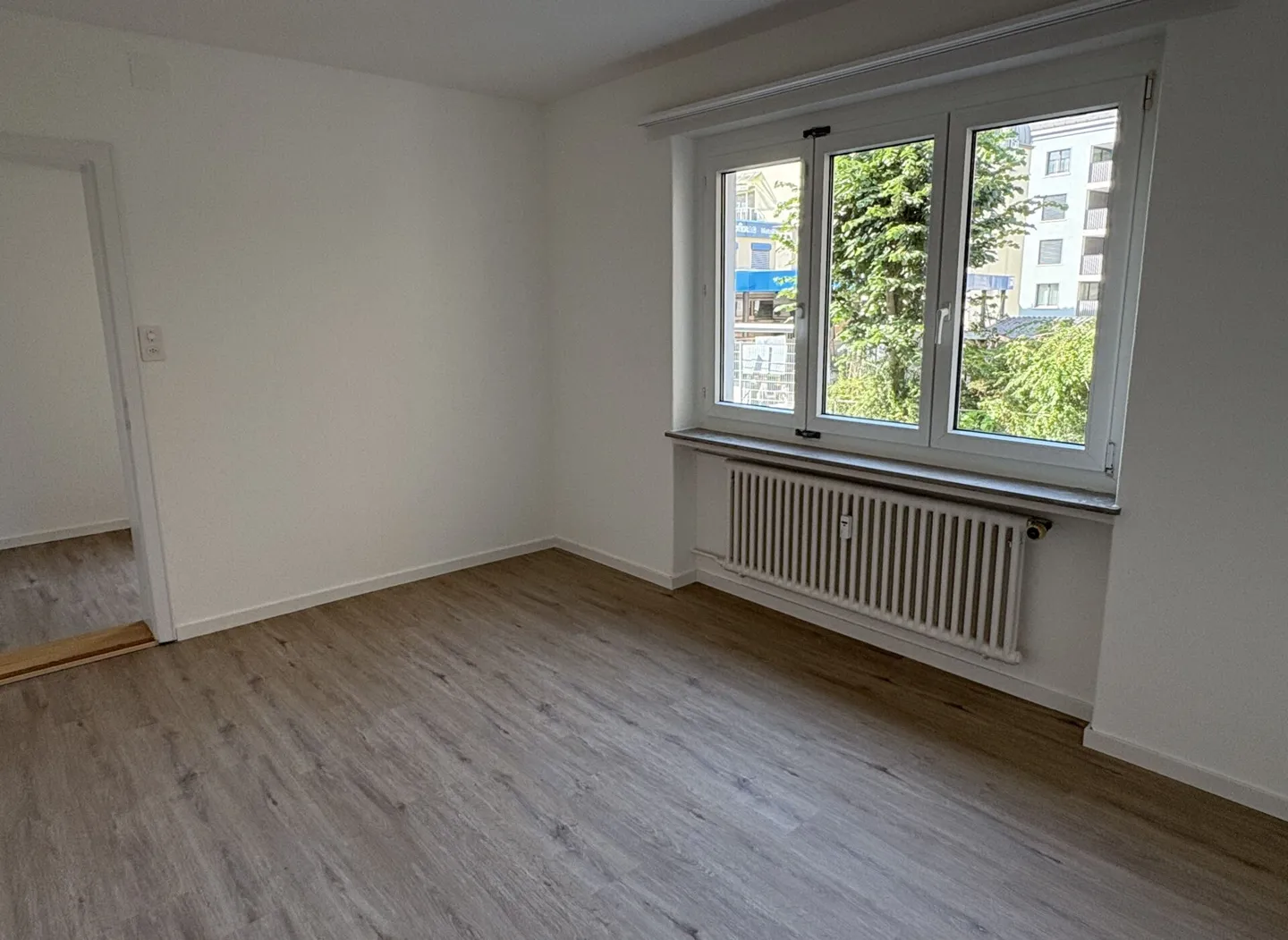 Inhabituel ! Appartement de ville rénové de 4.0/4.5 pièces au rez-de-chaussée (1er étage) avec balcon et terrasse de 70m2 ! Près du centre et de la gare. - Photo 5 sur 7