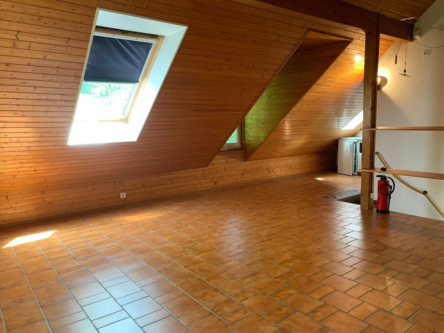 Magnifica villa vaudese, costruita individualmente nel 1978, ristrutturata, con una superficie di 251 m2, dove tutte le stanze godono di un'eccellente illuminazione naturale, con piscina interna/esterna, grande terrazza e giardino alberato. - Foto 10 di 13