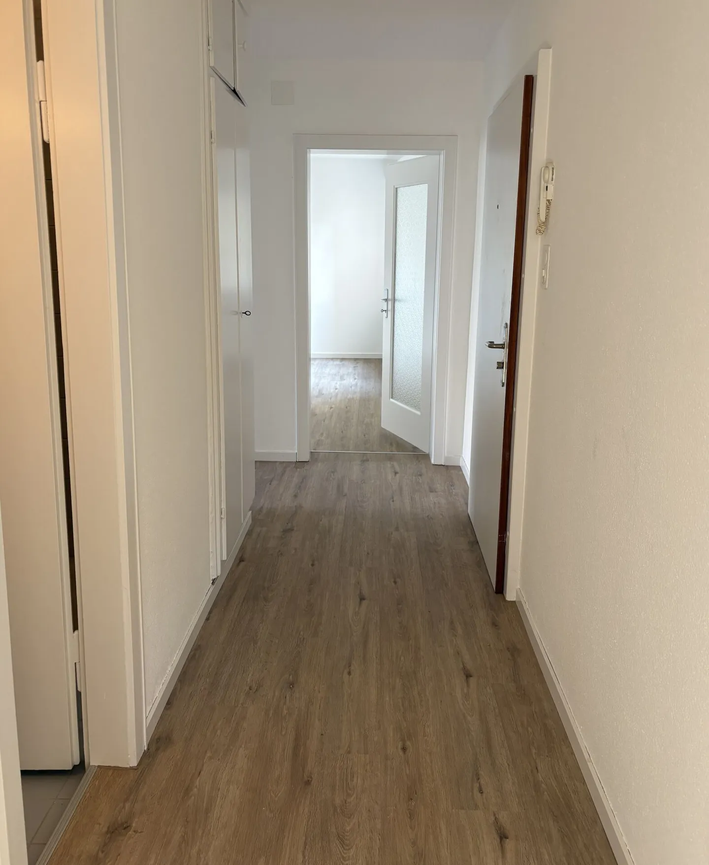 Inhabituel ! Appartement de ville rénové de 4.0/4.5 pièces au rez-de-chaussée (1er étage) avec balcon et terrasse de 70m2 ! Près du centre et de la gare. - Photo 6 sur 7