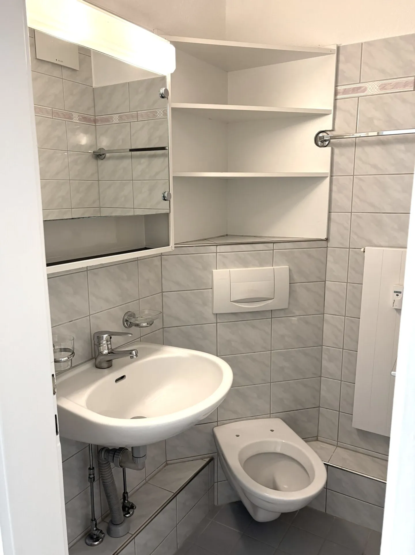 Inhabituel ! Appartement de ville rénové de 4.0/4.5 pièces au rez-de-chaussée (1er étage) avec balcon et terrasse de 70m2 ! Près du centre et de la gare. - Photo 7 sur 7
