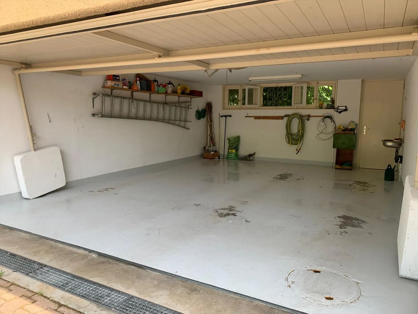 Magnifica villa vaudese, costruita individualmente nel 1978, ristrutturata, con una superficie di 251 m2, dove tutte le stanze godono di un'eccellente illuminazione naturale, con piscina interna/esterna, grande terrazza e giardino alberato. - Foto 11 di 13