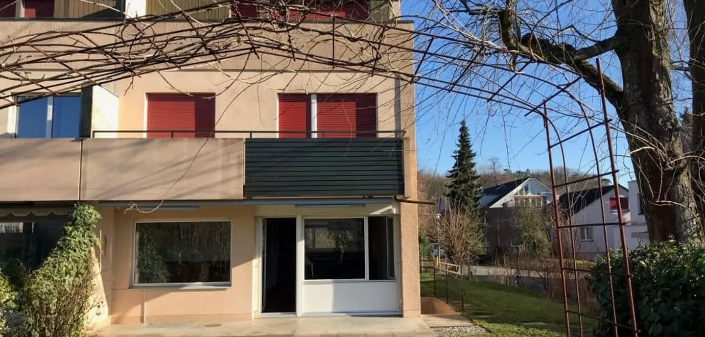 Renovated corner single-family house in a quiet location - Photo 2 of 17