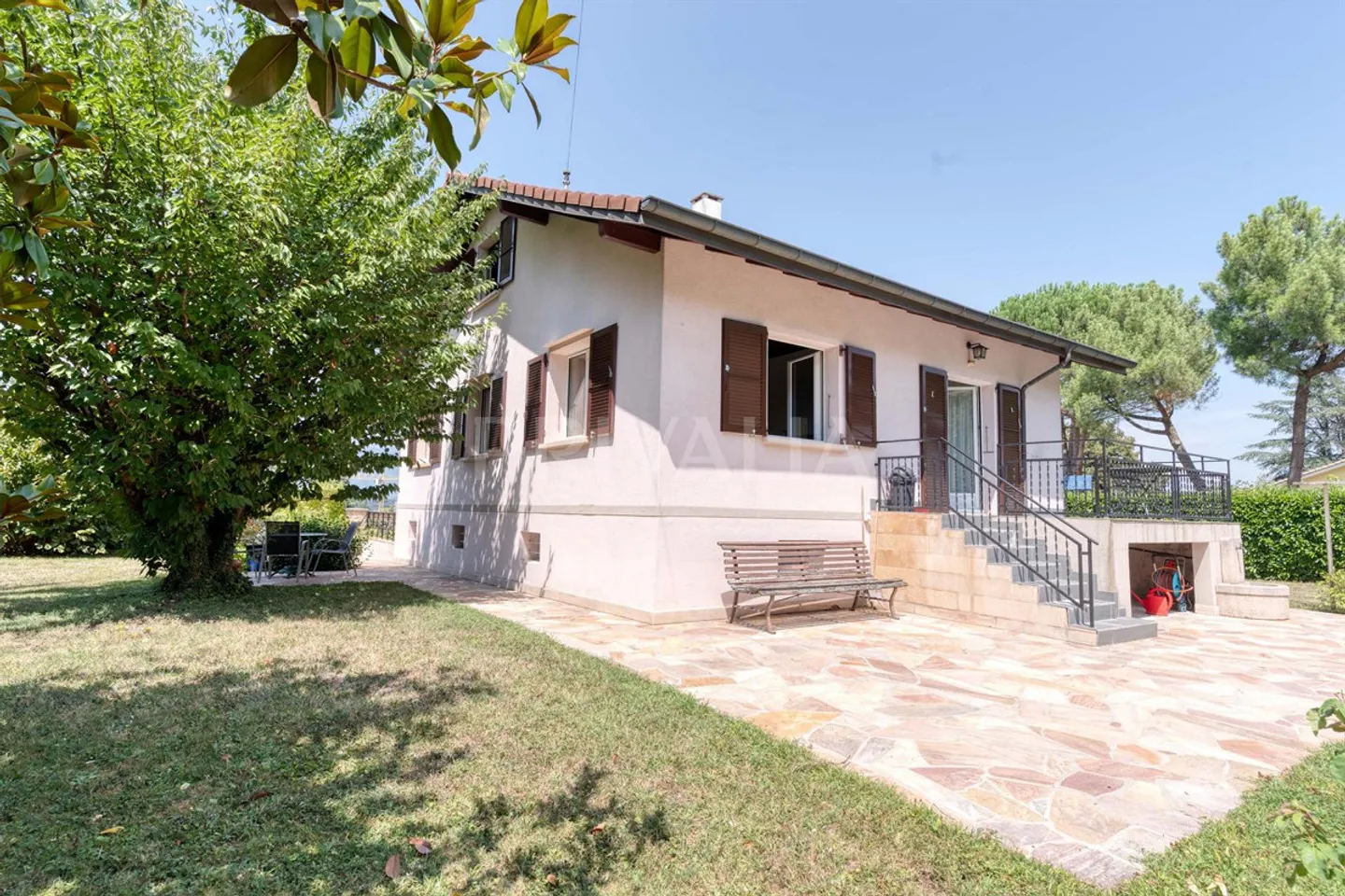 Exclusively: Detached villa with large garden - Photo 1 of 8
