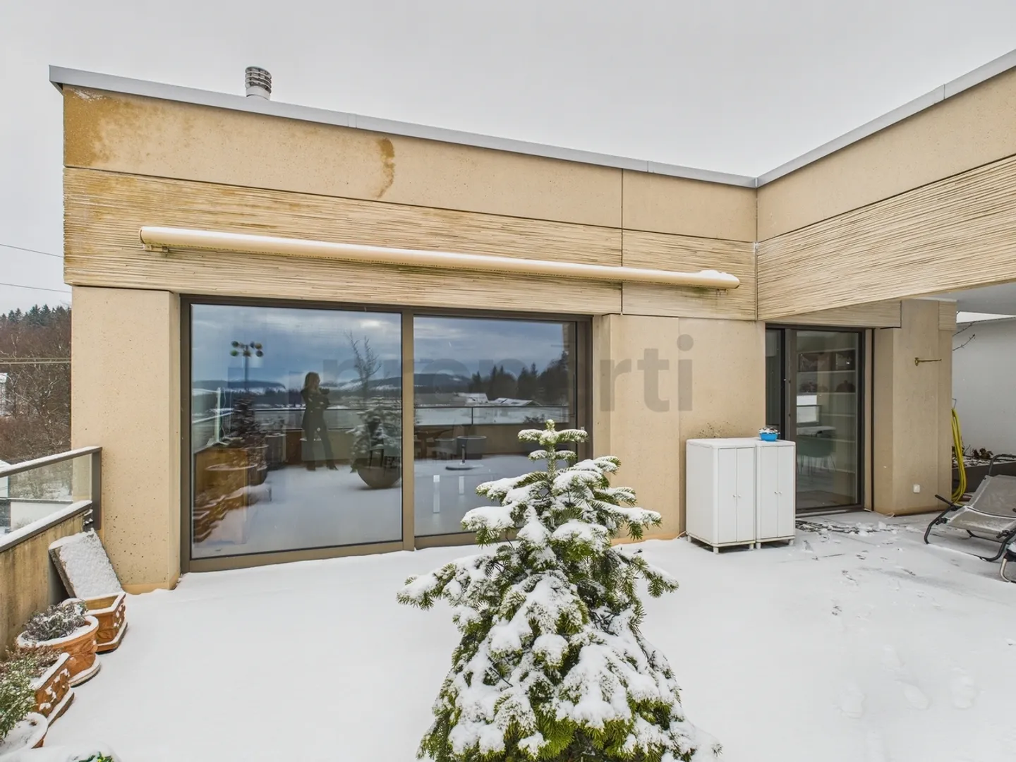 Modern 2.5-room apartment with large terrace and underground garage in Uitikon Waldegg. - Photo 11 of 13