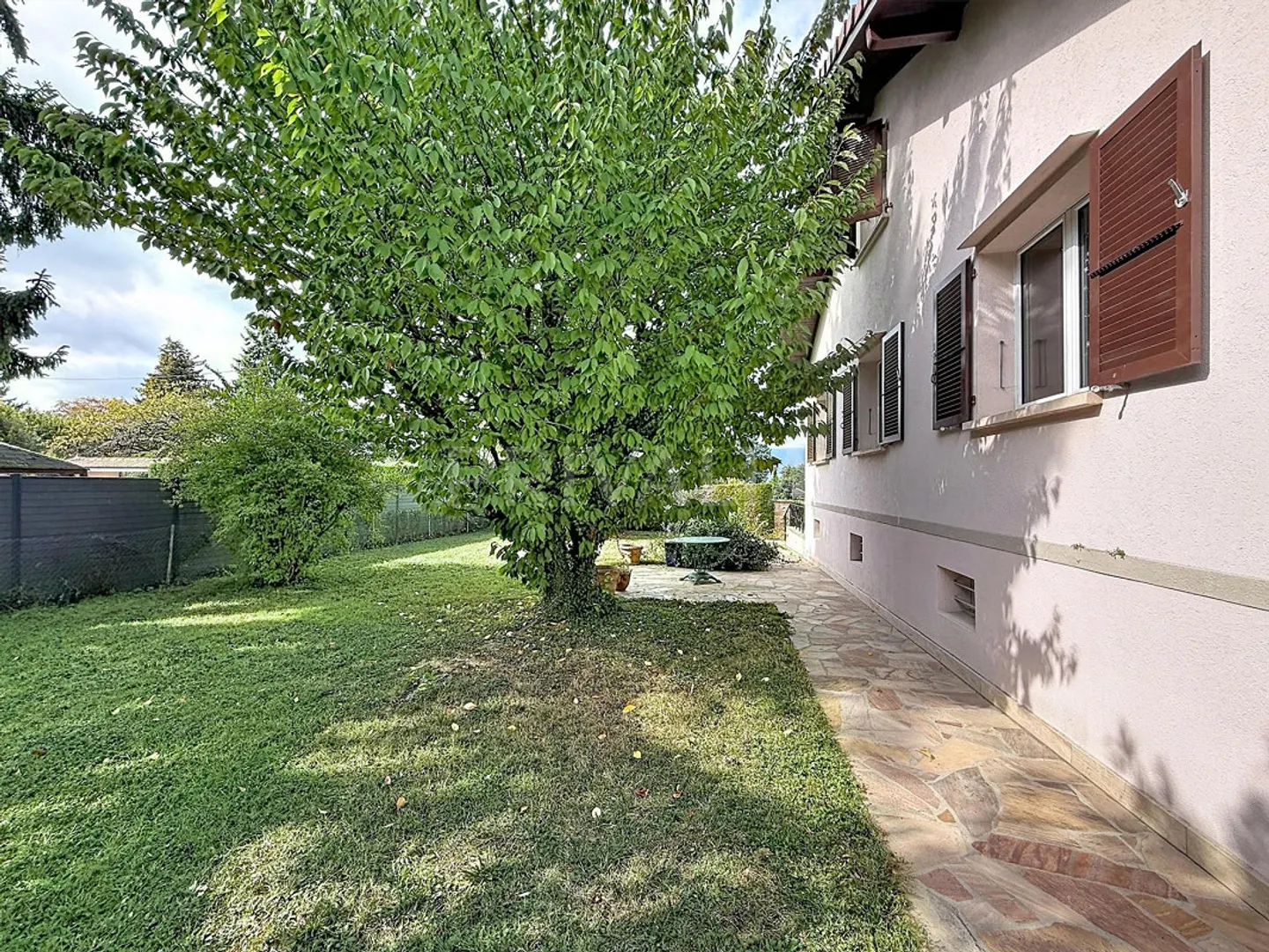 Exclusively: Detached villa with large garden - Photo 7 of 8