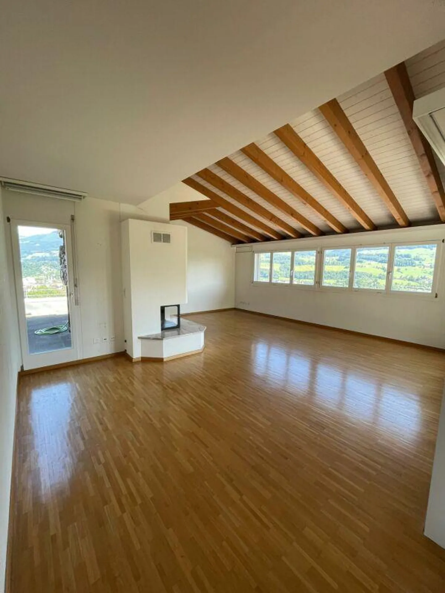 Appartamento con terrazza di 5,5 stanze con vista mozzafiato sul lago e sulle montagne - Foto 5 di 17