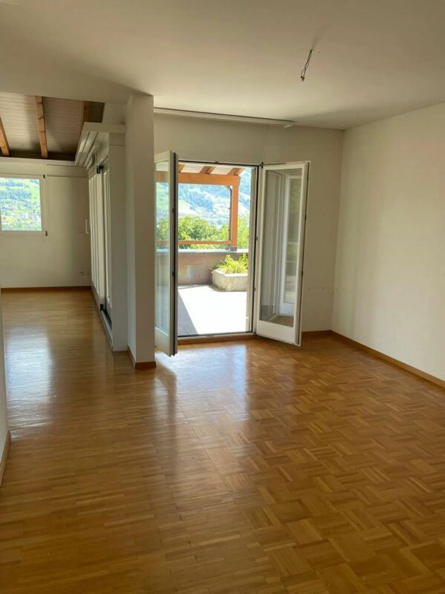 Appartamento con terrazza di 5,5 stanze con vista mozzafiato sul lago e sulle montagne - Foto 6 di 17