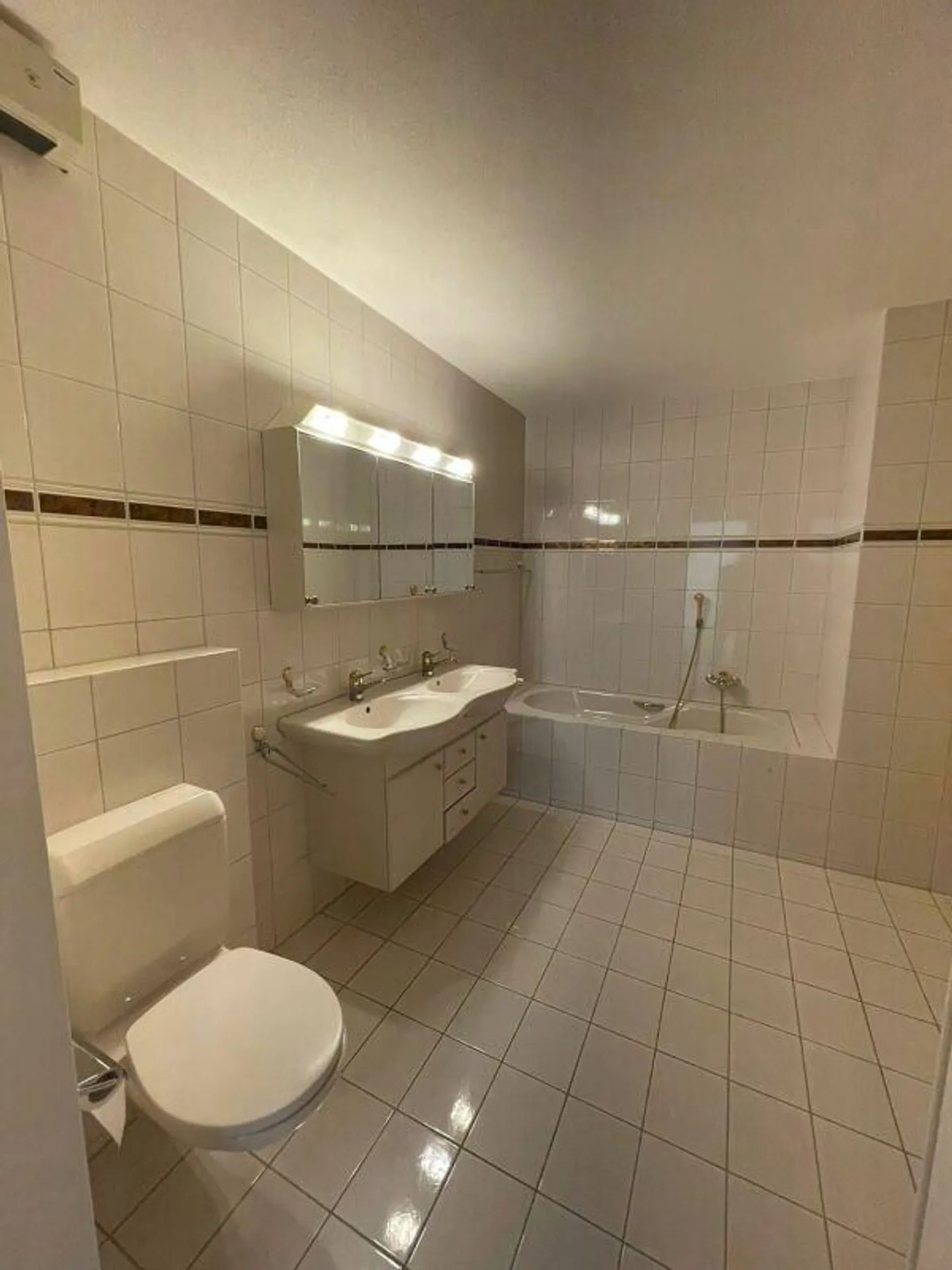 Appartamento con terrazza di 5,5 stanze con vista mozzafiato sul lago e sulle montagne - Foto 9 di 17