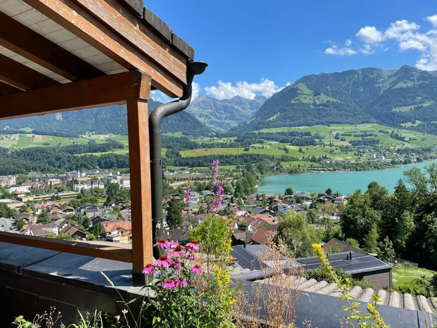 Appartamento con terrazza di 5,5 stanze con vista mozzafiato sul lago e sulle montagne - Foto 1 di 17