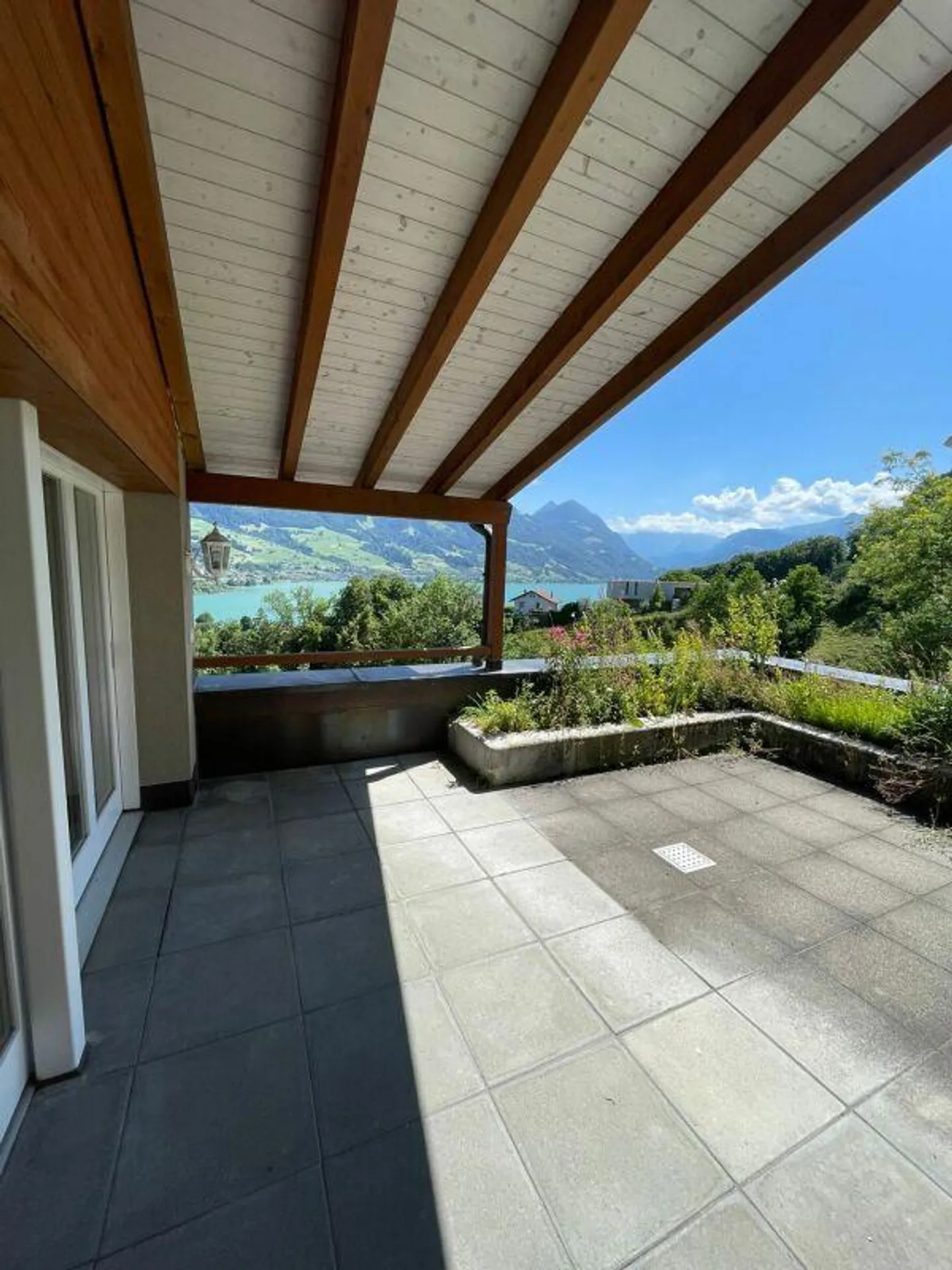 Appartamento con terrazza di 5,5 stanze con vista mozzafiato sul lago e sulle montagne - Foto 3 di 17