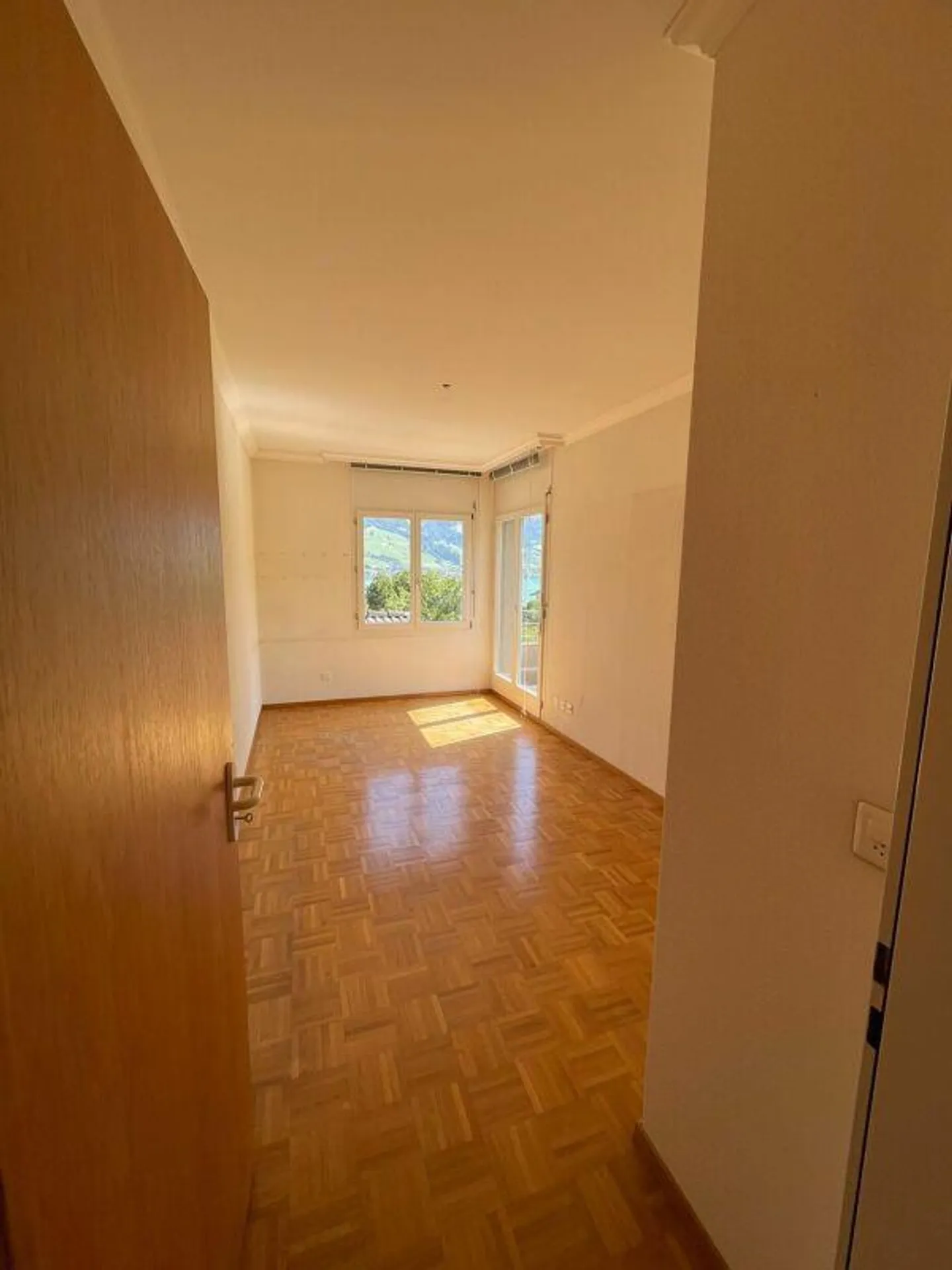 Appartamento con terrazza di 5,5 stanze con vista mozzafiato sul lago e sulle montagne - Foto 14 di 17