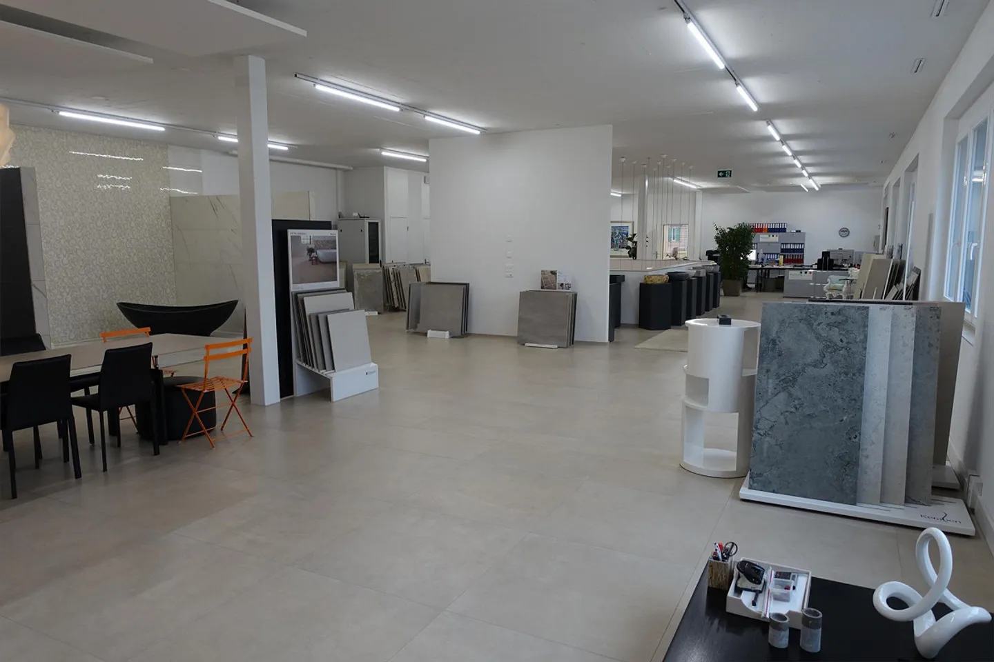 Spazio commerciale in affitto - superficie totale fino a 840m2 possibile! - Foto 3 di 14