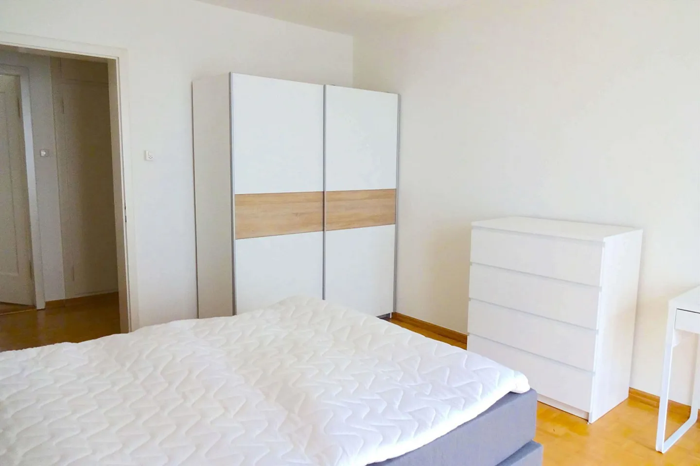 Möbliertes Zimmer in modernisierter Wohnung an top Lage - Foto 3 von 10